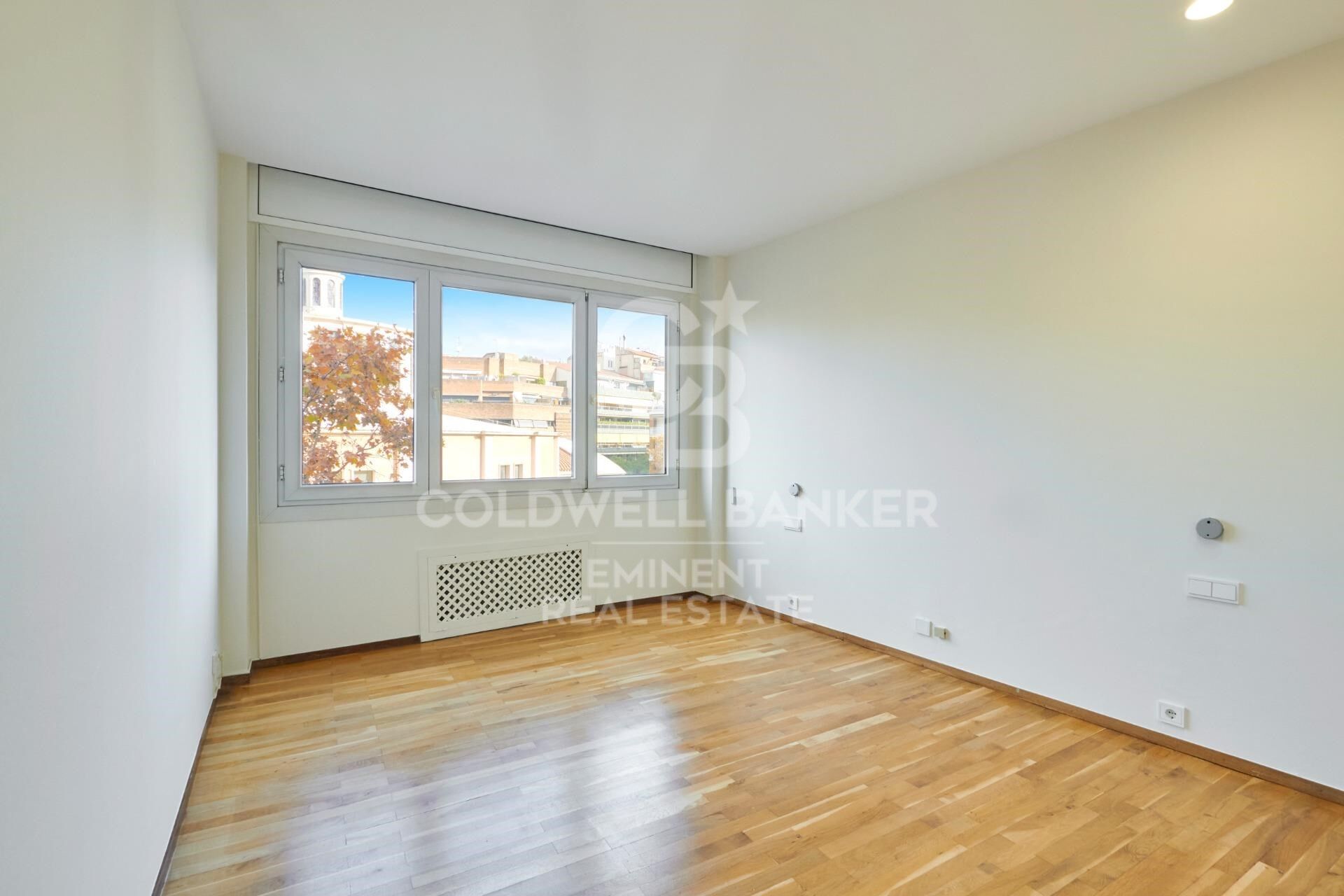 Appartement de luxe exclusif à louer dans la zone haute de Barcelone avec terrasse, vues et parking