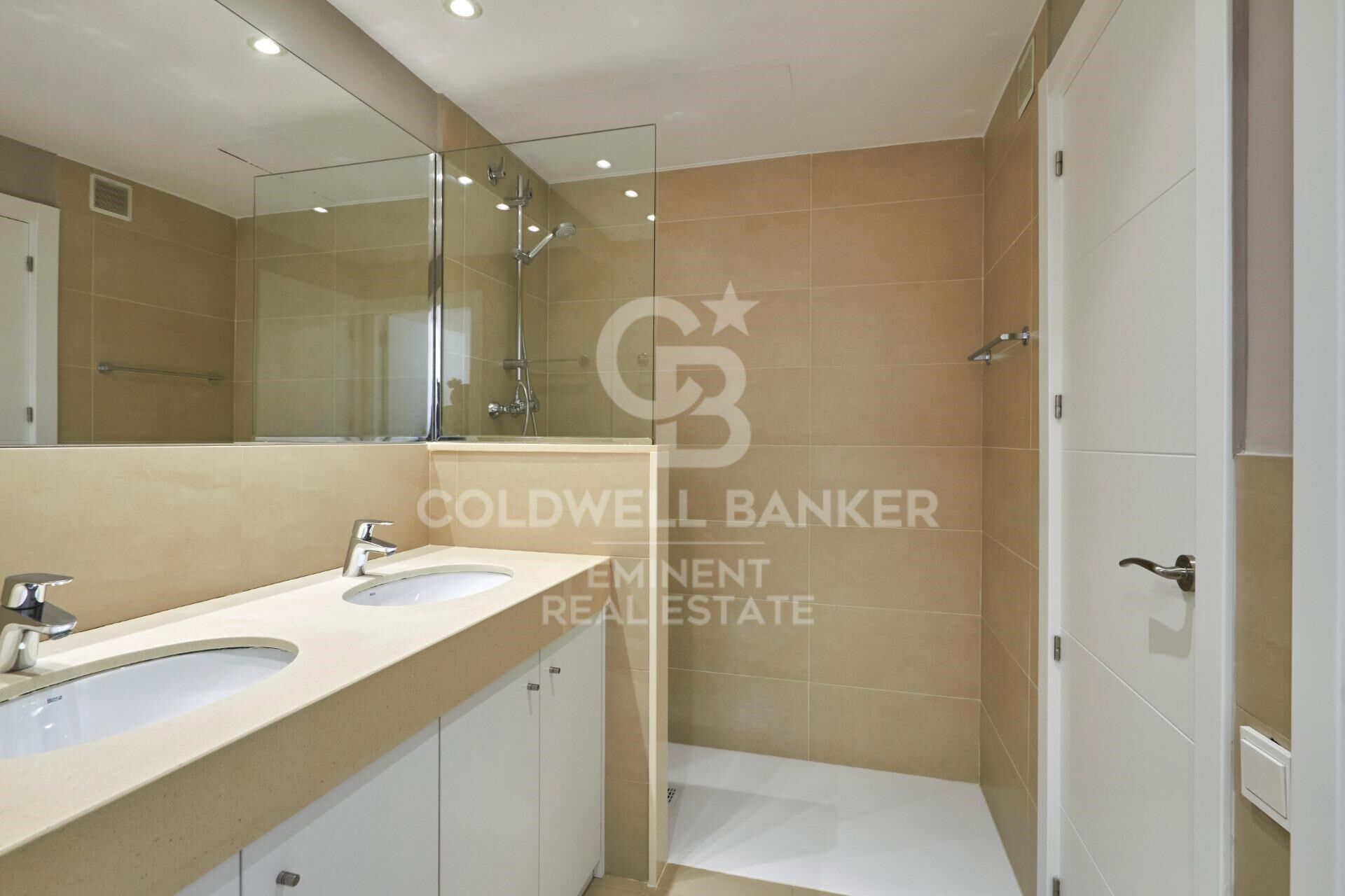 Appartement de luxe exclusif à louer dans la zone haute de Barcelone avec terrasse, vues et parking