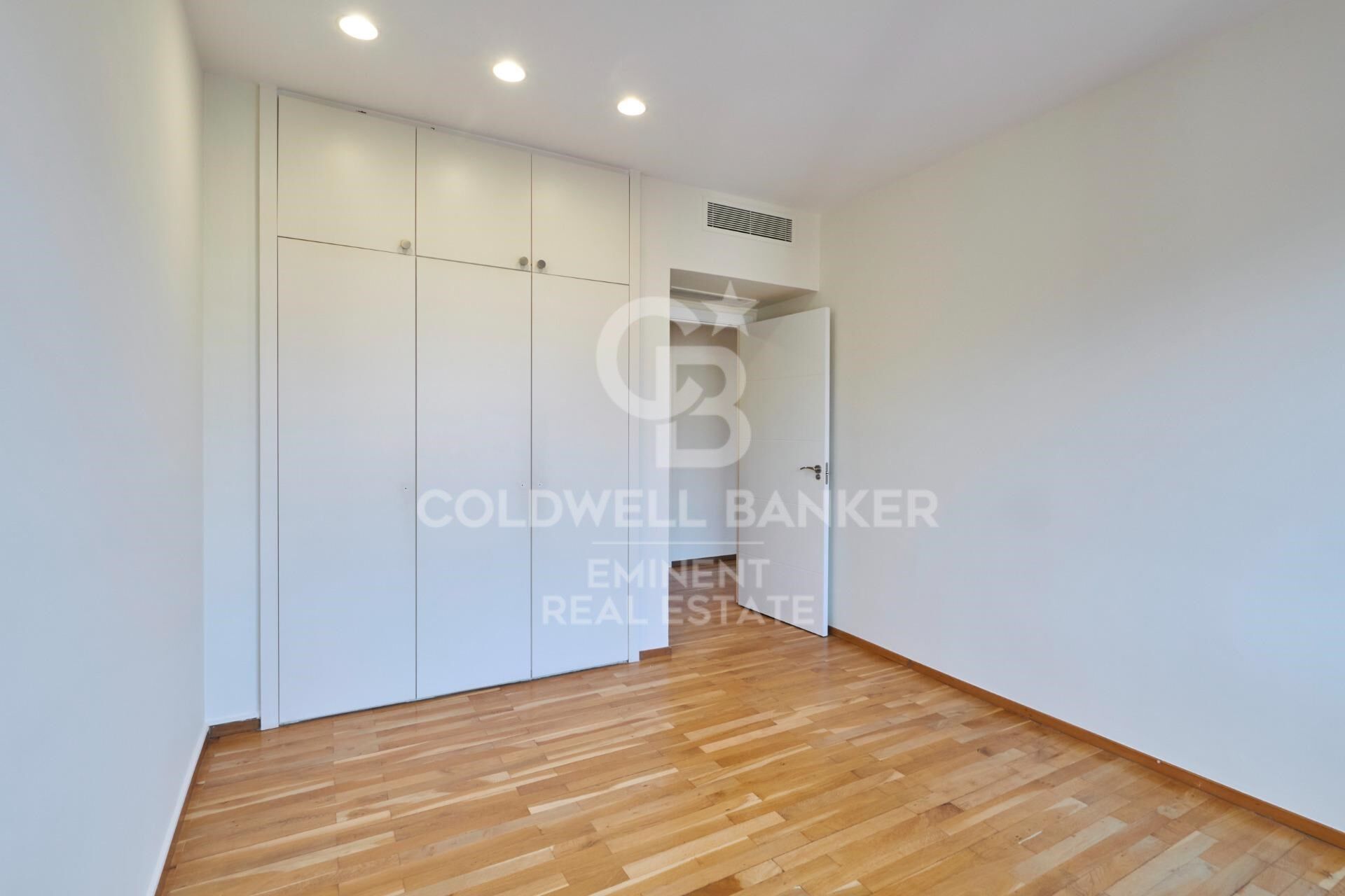 Exklusive Luxuswohnung zur Miete in der oberen Wohngegend Barcelonas mit Terrasse, Ausblick und Parkplatz.