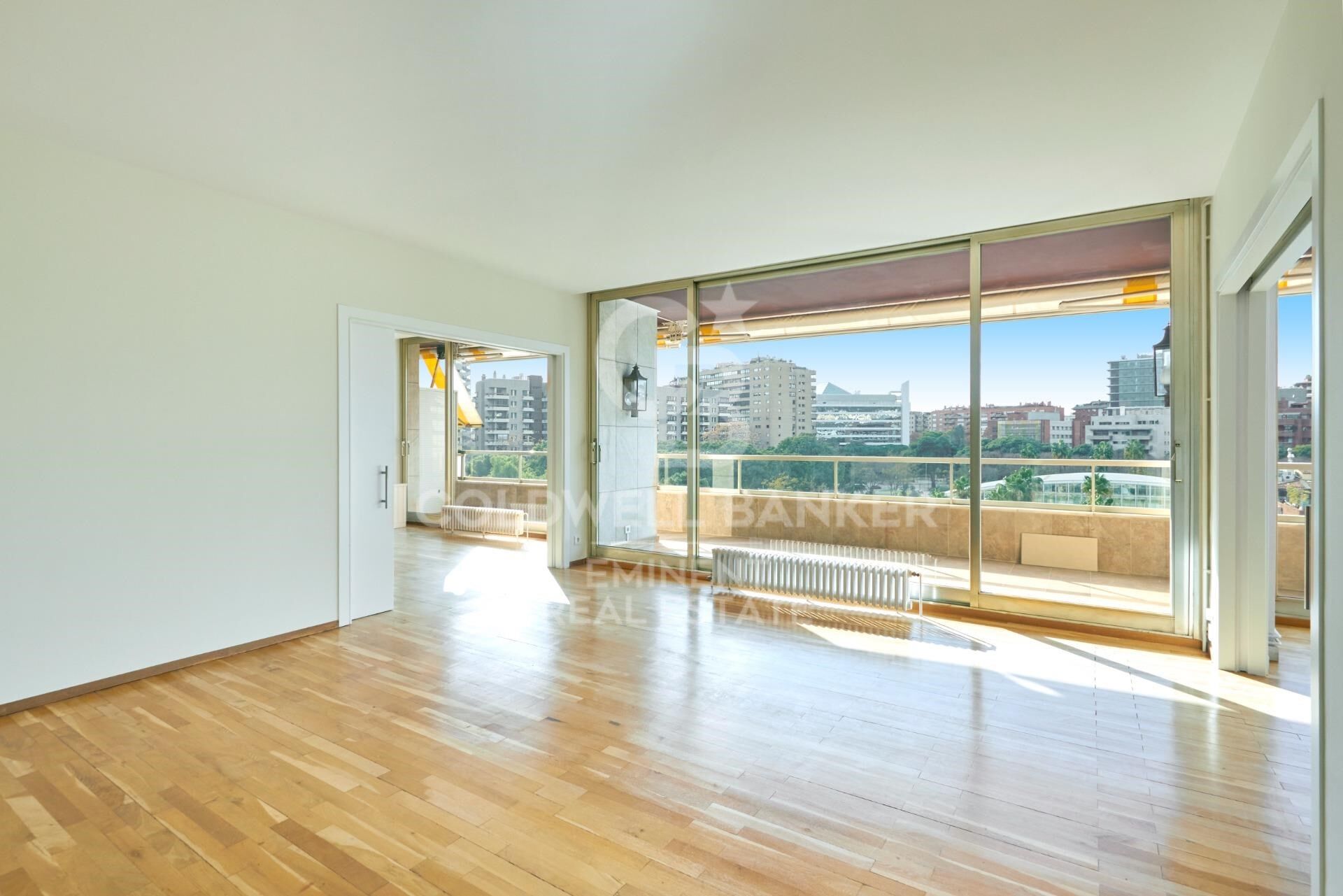 Appartement de luxe exclusif à louer dans la zone haute de Barcelone avec terrasse, vues et parking