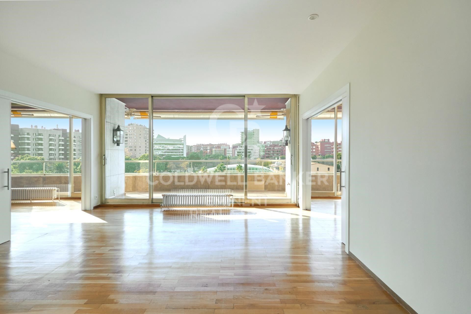 Appartement de luxe exclusif à louer dans la zone haute de Barcelone avec terrasse, vues et parking