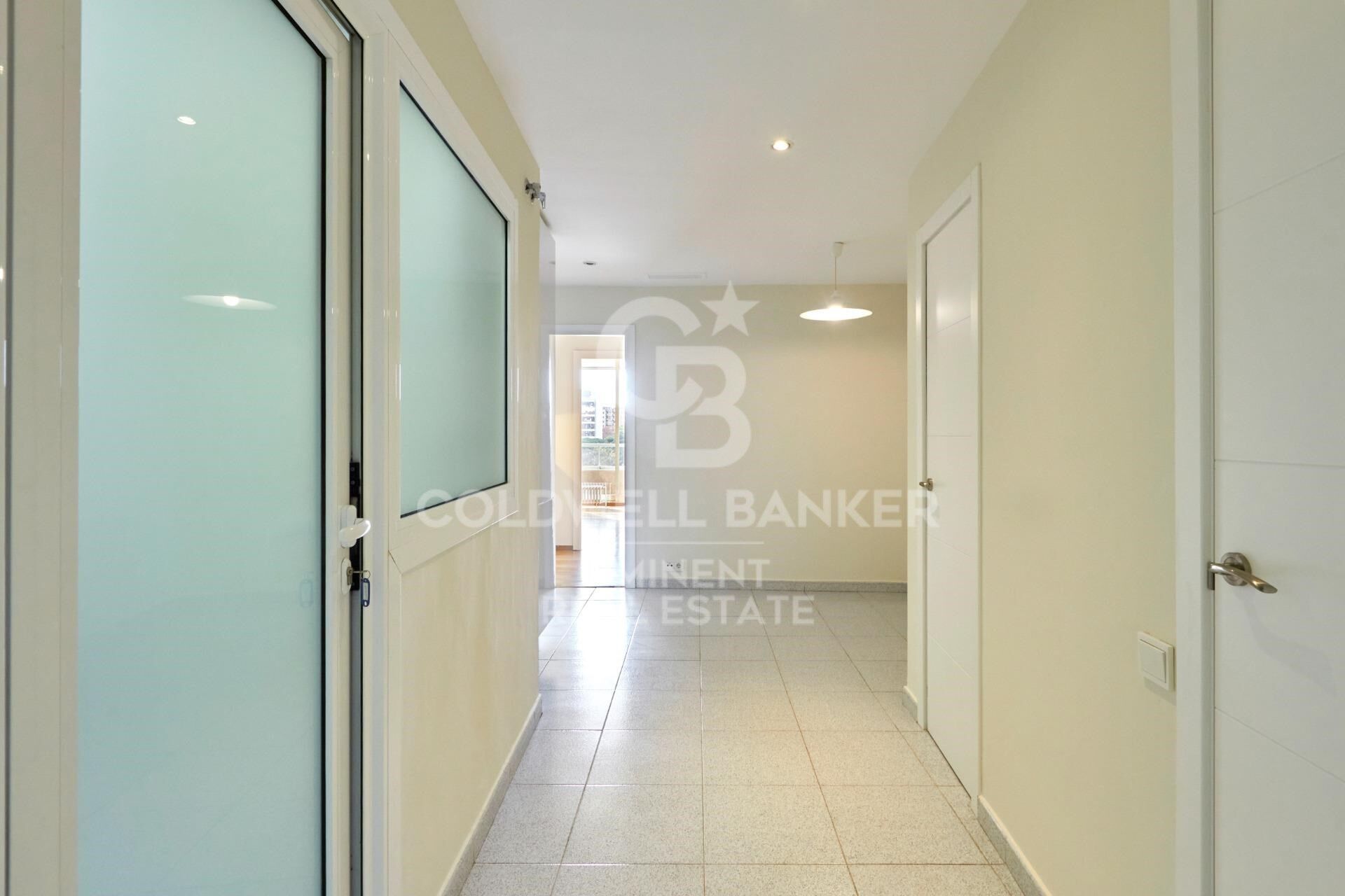 Appartement de luxe exclusif à louer dans la zone haute de Barcelone avec terrasse, vues et parking