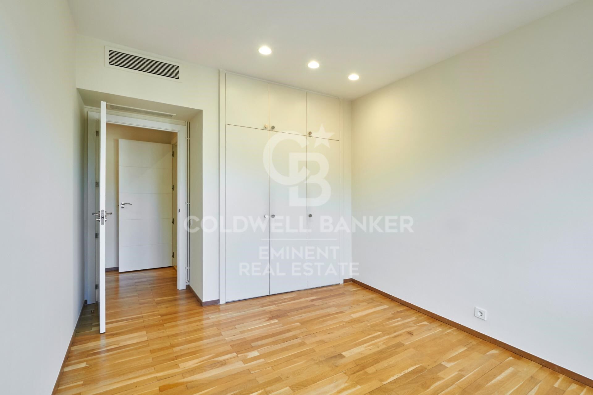 Appartement de luxe exclusif à louer dans la zone haute de Barcelone avec terrasse, vues et parking