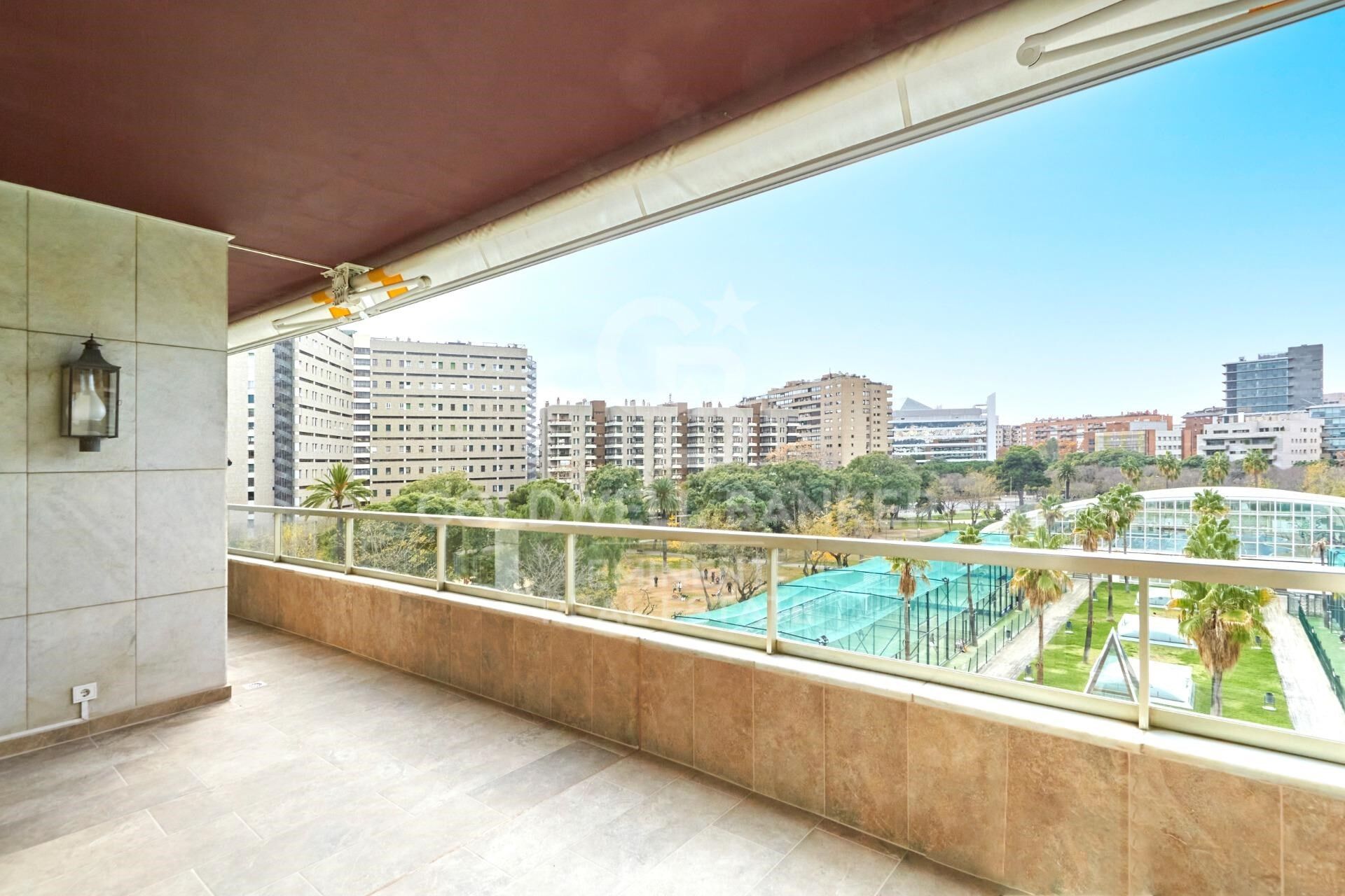 Appartement de luxe exclusif à louer dans la zone haute de Barcelone avec terrasse, vues et parking