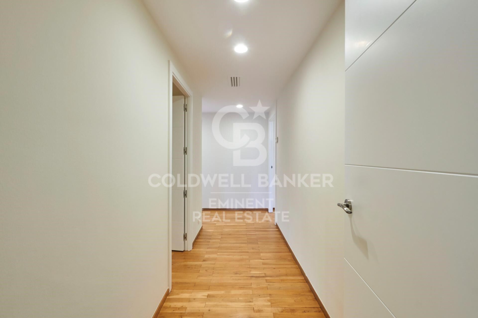 Appartement de luxe exclusif à louer dans la zone haute de Barcelone avec terrasse, vues et parking