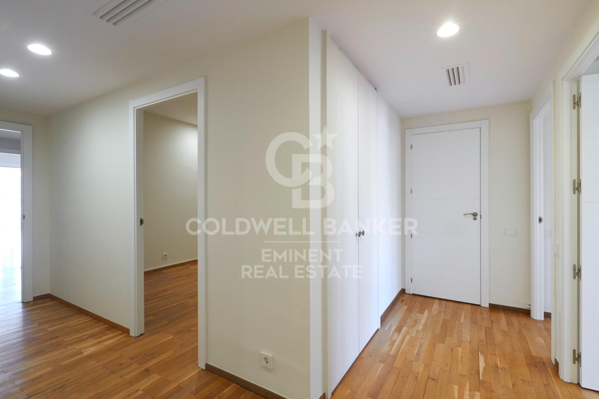 Exclusive luxury apartment for rent in the upper area of Barcelona with terrace, views, and parking.