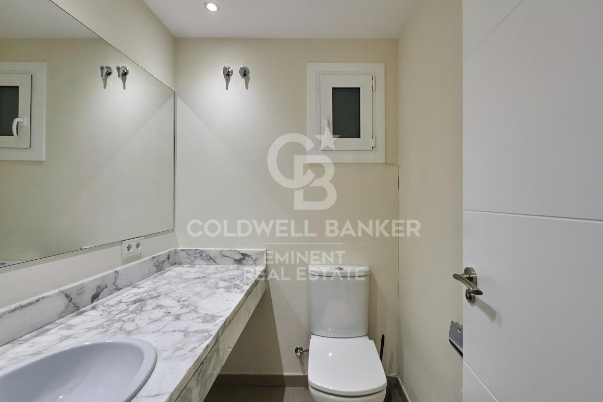 Exclusive luxury apartment for rent in the upper area of Barcelona with terrace, views, and parking.