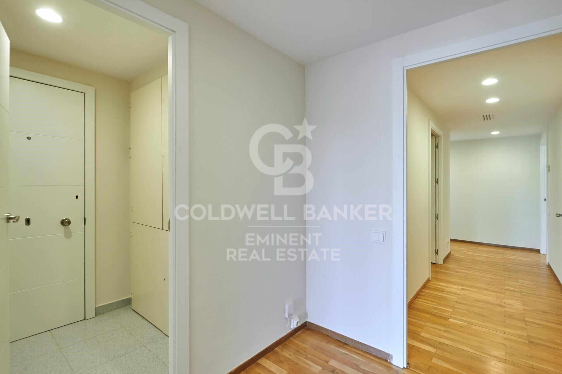Exclusive luxury apartment for rent in the upper area of Barcelona with terrace, views, and parking.