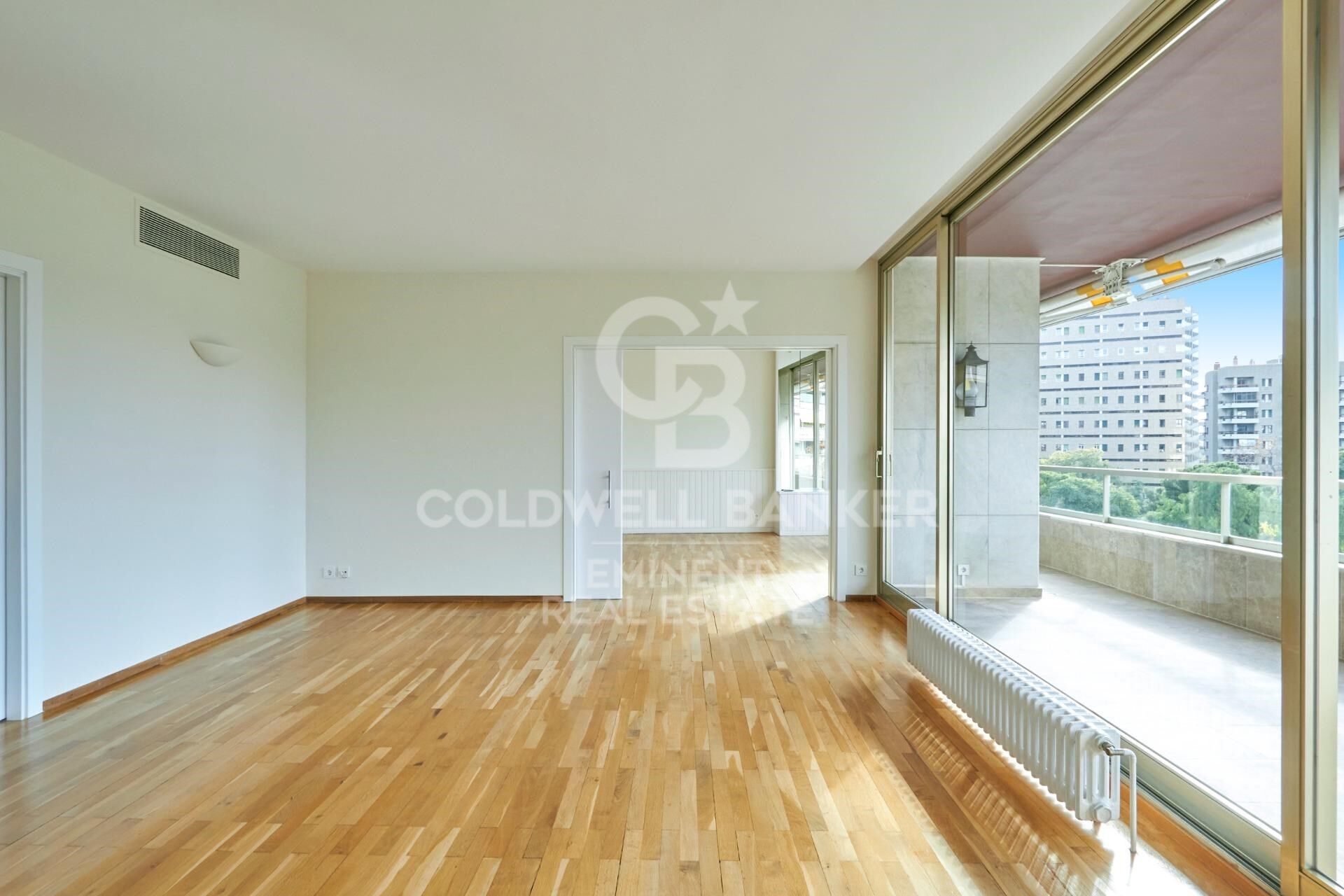Exclusive luxury apartment for rent in the upper area of Barcelona with terrace, views, and parking.