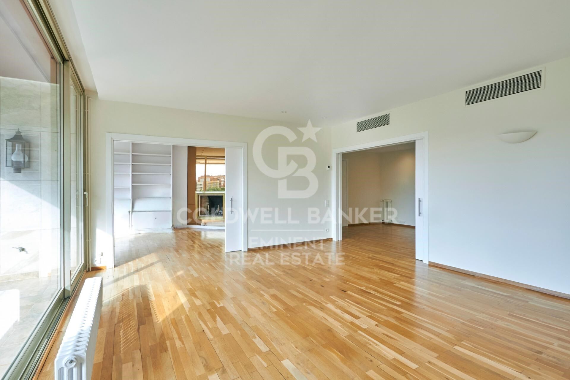 Exclusive luxury apartment for rent in the upper area of Barcelona with terrace, views, and parking.