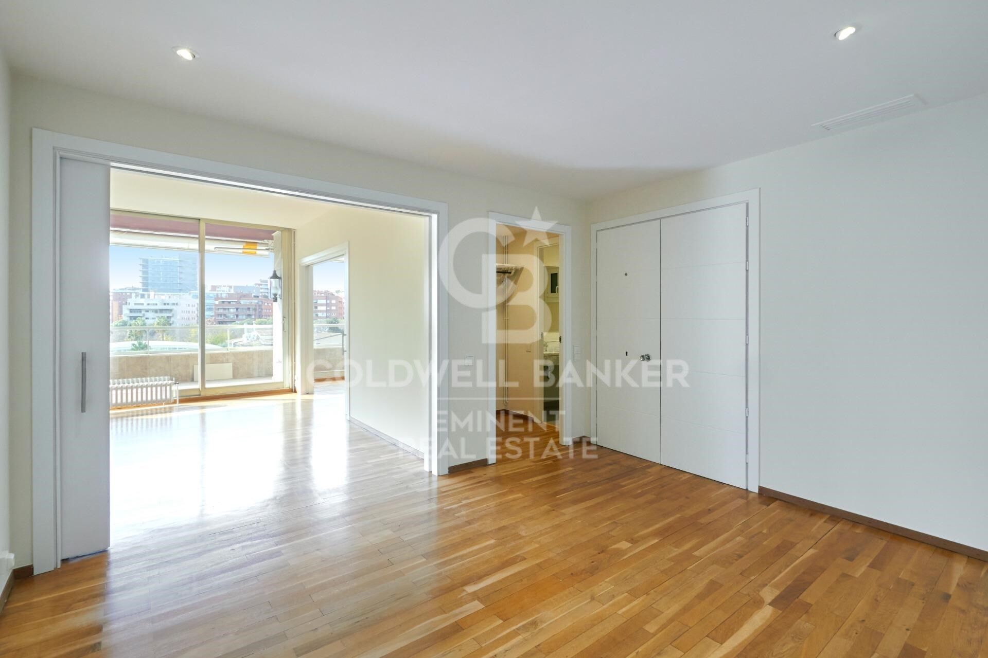 Exclusive luxury apartment for rent in the upper area of Barcelona with terrace, views, and parking.
