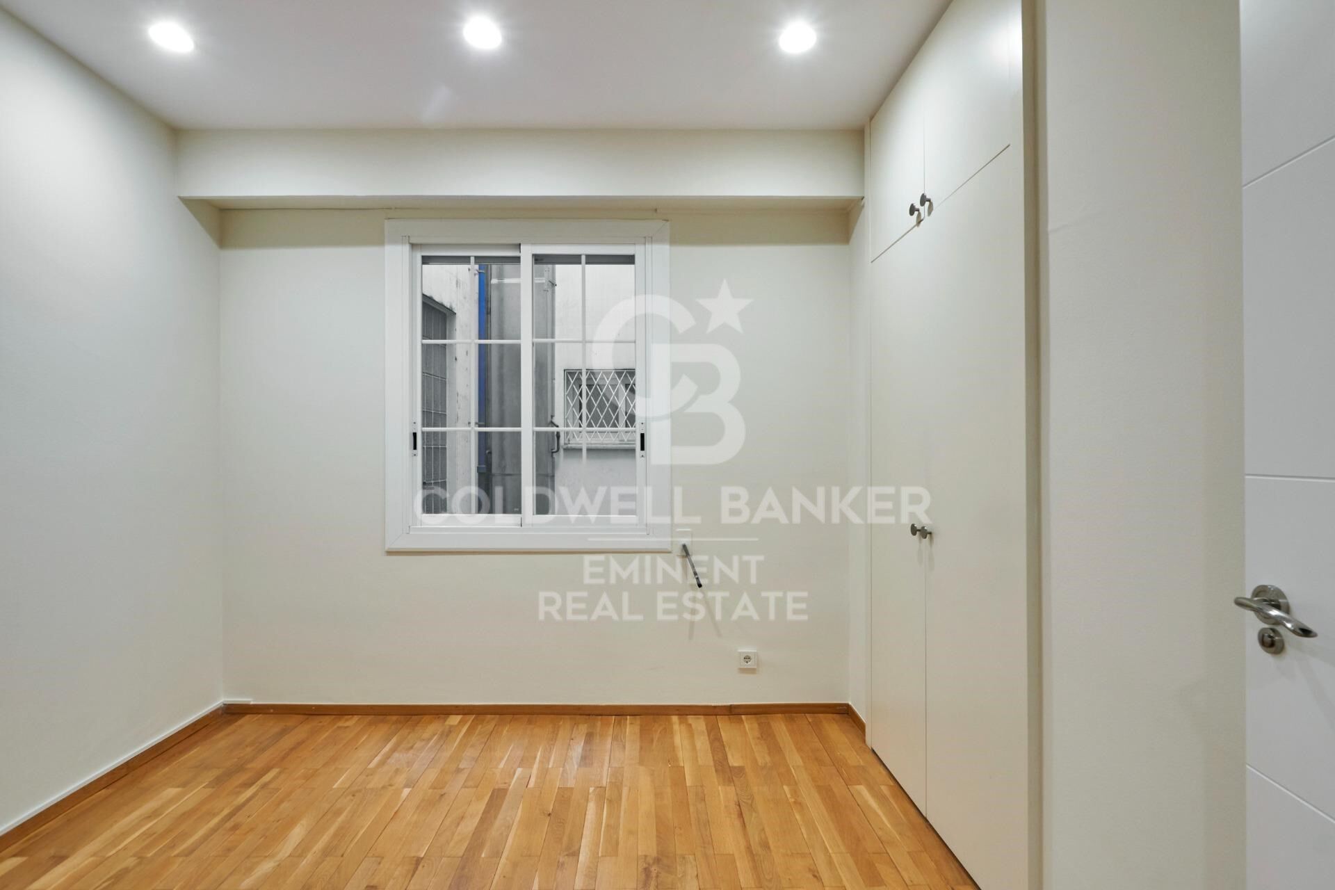 Exclusive luxury apartment for rent in the upper area of Barcelona with terrace, views, and parking.