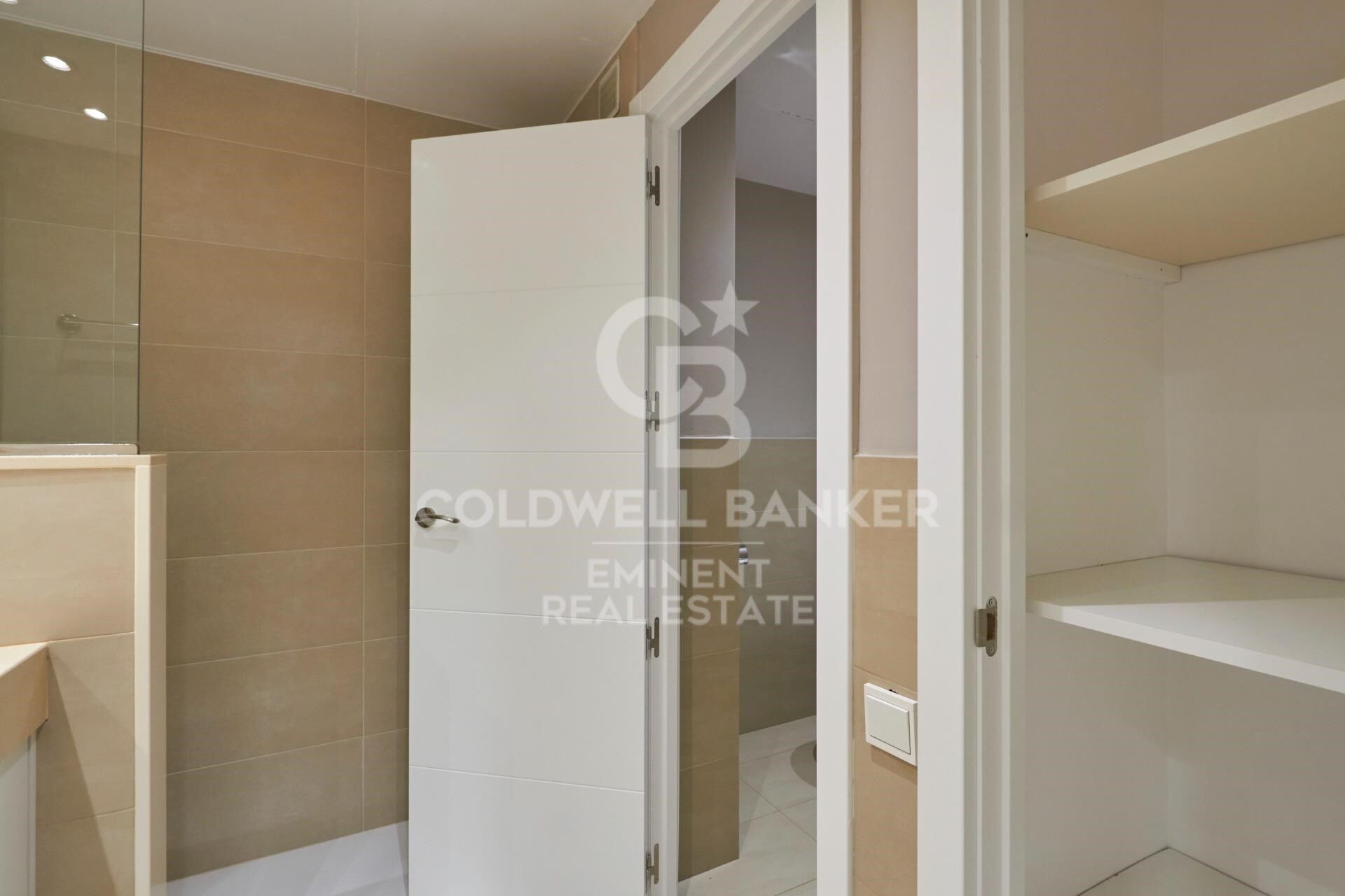Exclusive luxury apartment for rent in the upper area of Barcelona with terrace, views, and parking.