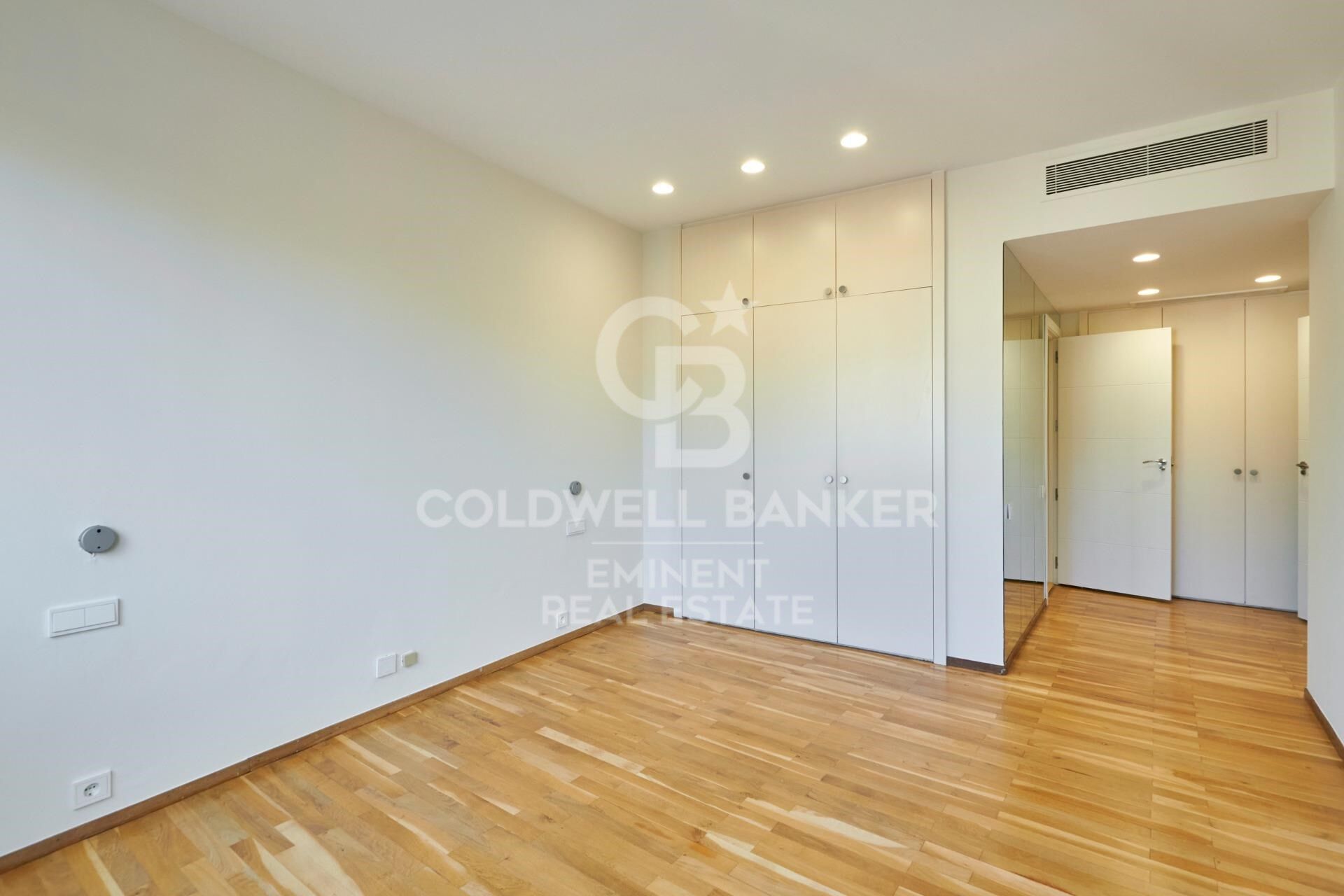 Exclusive luxury apartment for rent in the upper area of Barcelona with terrace, views, and parking.