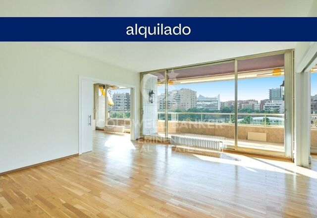 Exklusive Luxuswohnung zur Miete in der oberen Wohngegend Barcelonas mit Terrasse, Ausblick und Parkplatz.