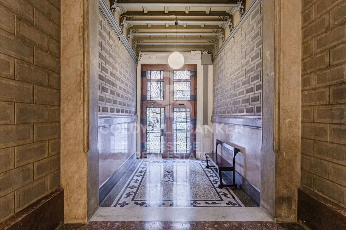 Piso modernista con terraza orientada al suroeste en Eixample Dreta, Barcelona