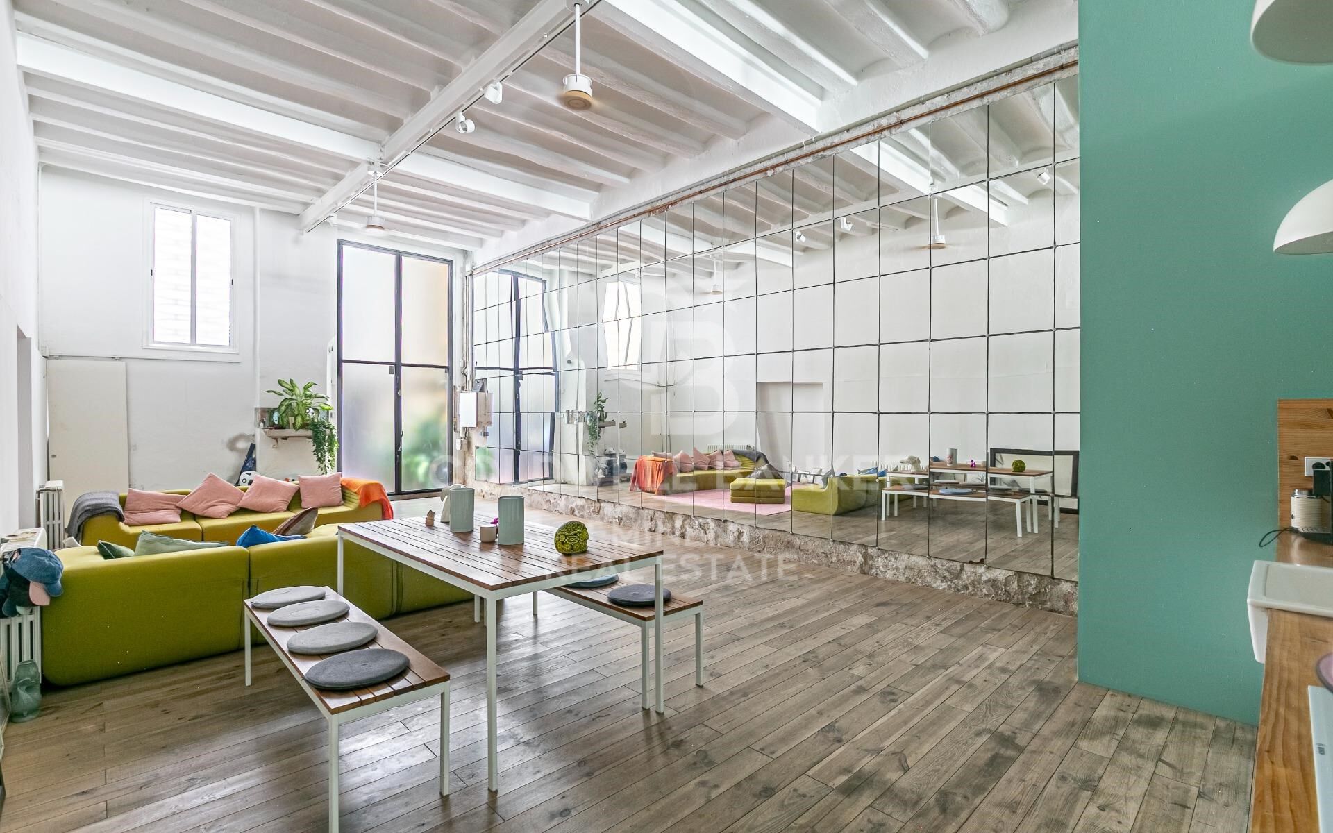 Loft en venta en el Raval con techos altos y reforma de diseño, Barcelona.