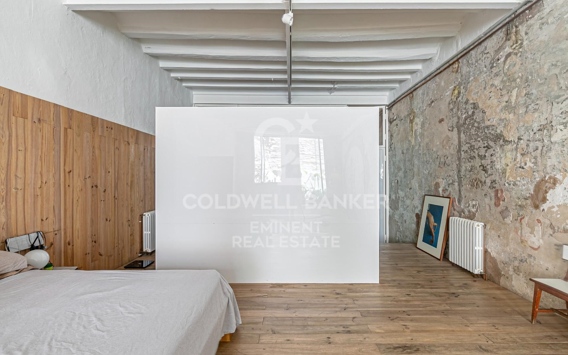 Loft en venta en el Raval con techos altos y reforma de diseño, Barcelona.