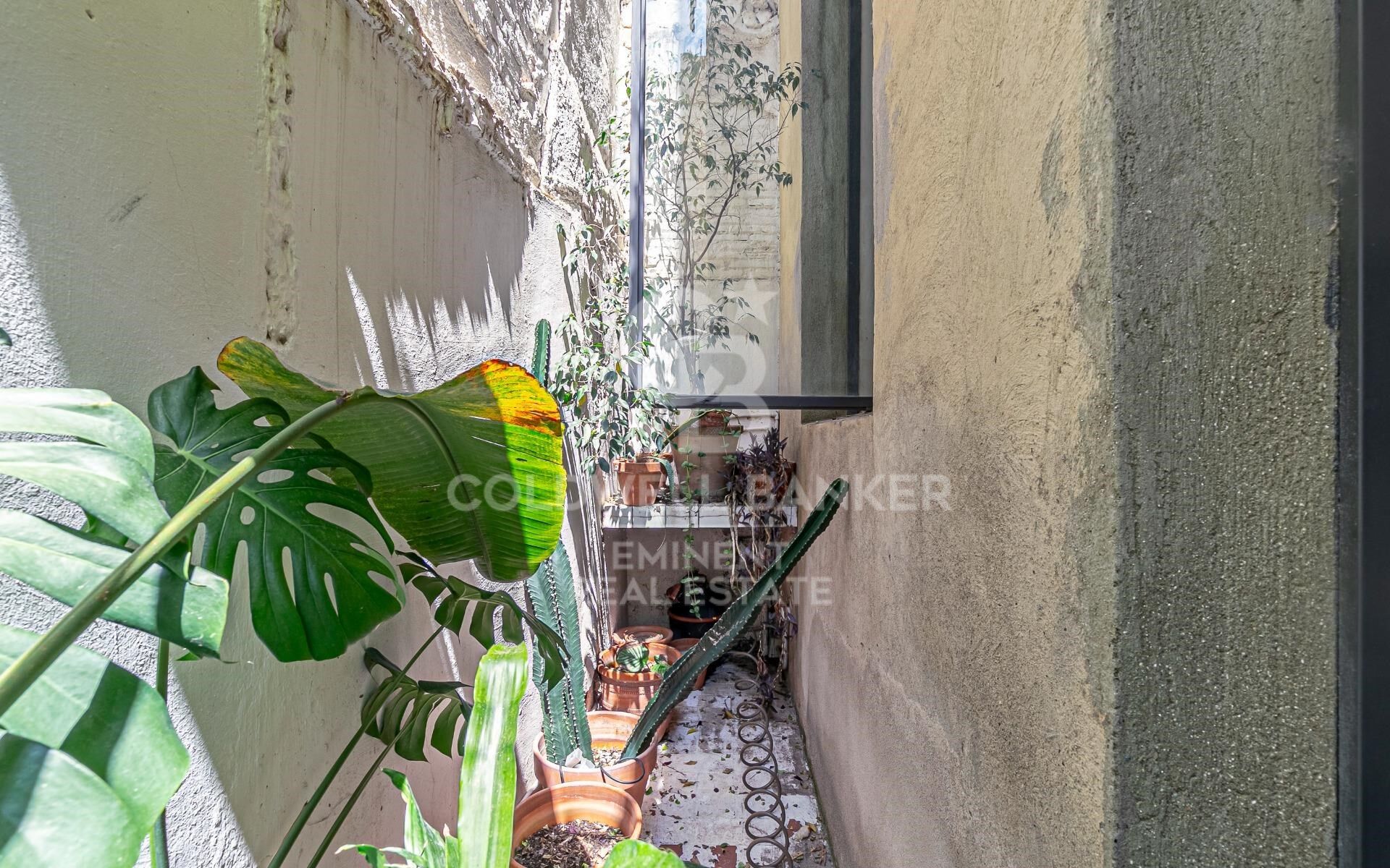 Loft en venta en el Raval con techos altos y reforma de diseño, Barcelona.