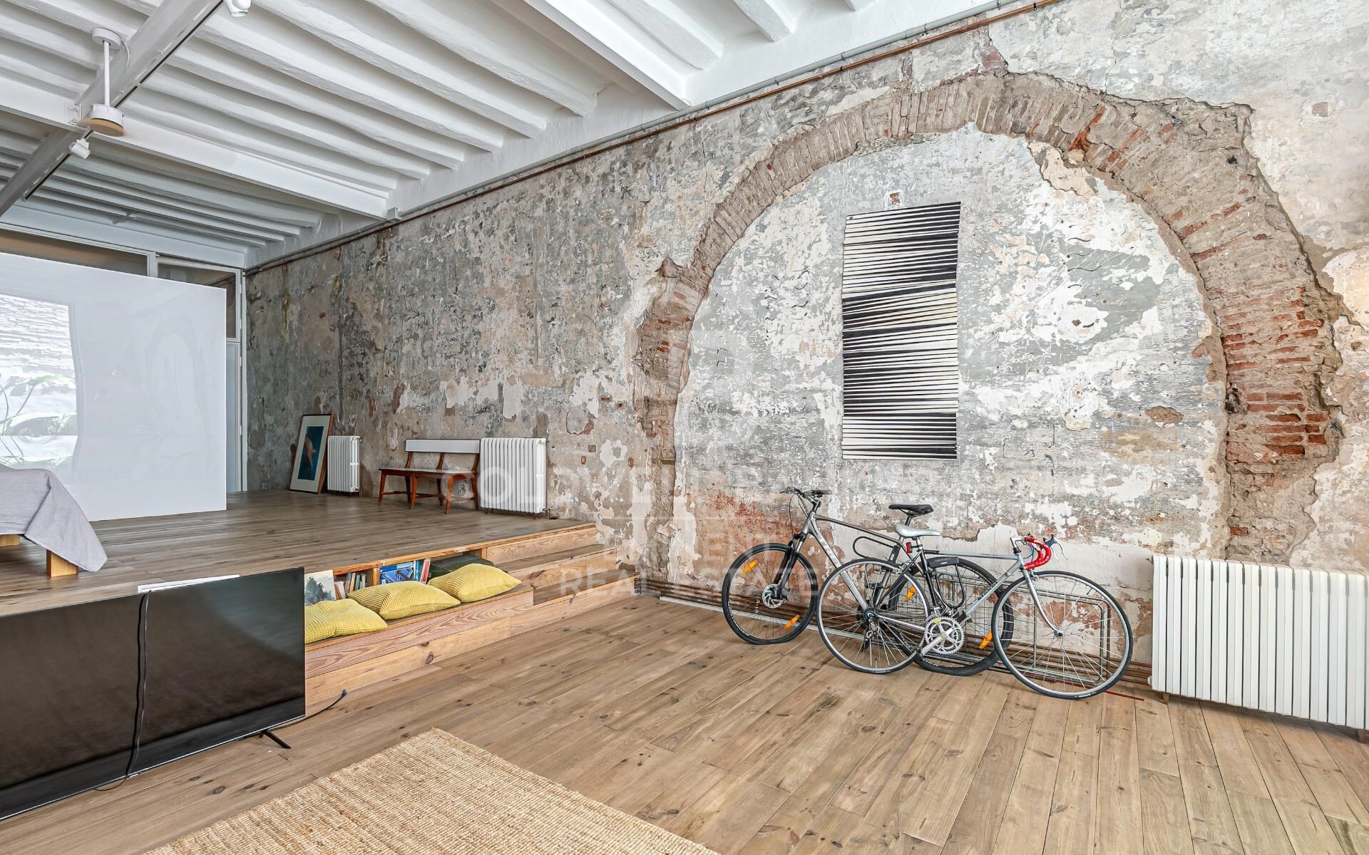 Loft en venta en el Raval con techos altos y reforma de diseño, Barcelona.
