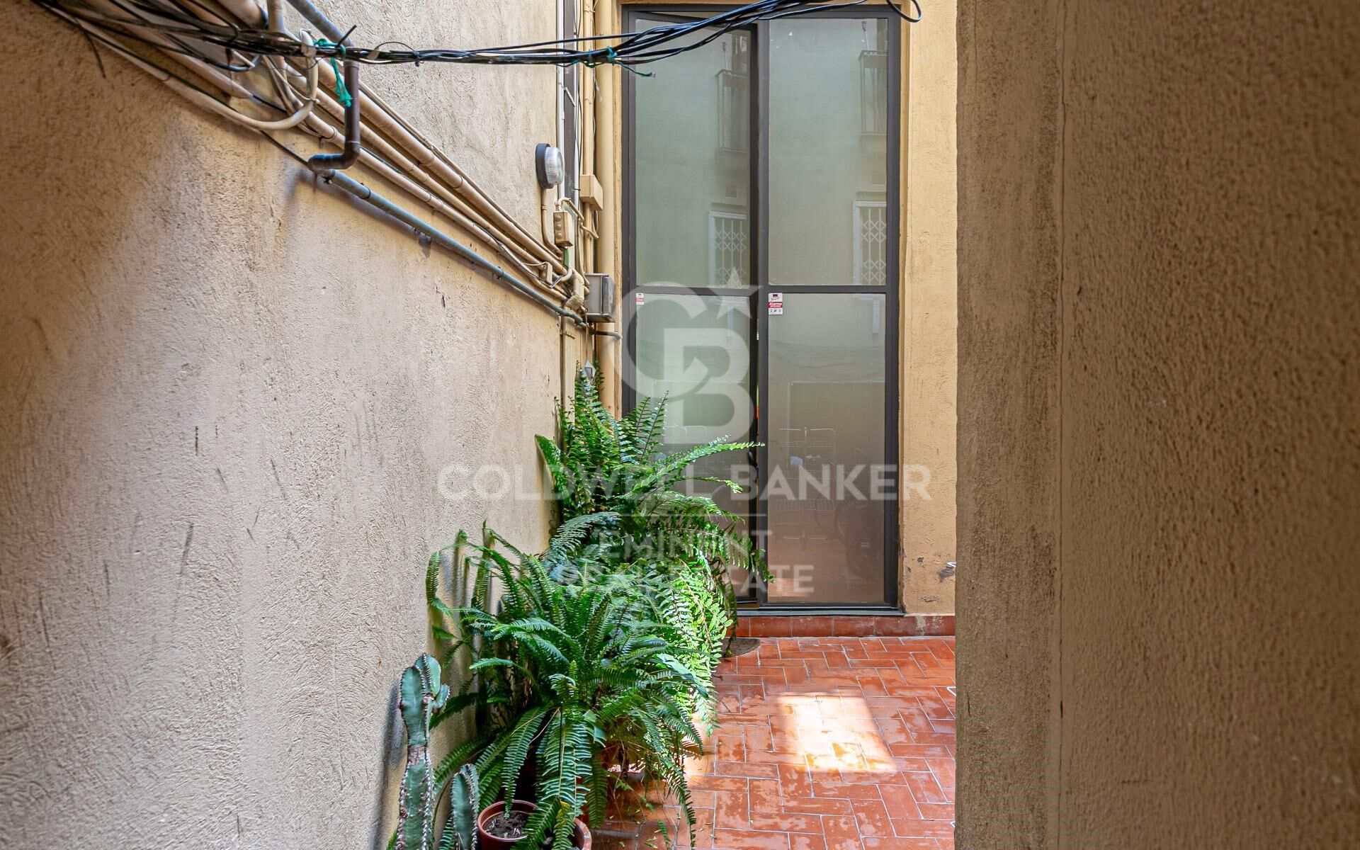 Loft en venta en el Raval con techos altos y reforma de diseño, Barcelona.