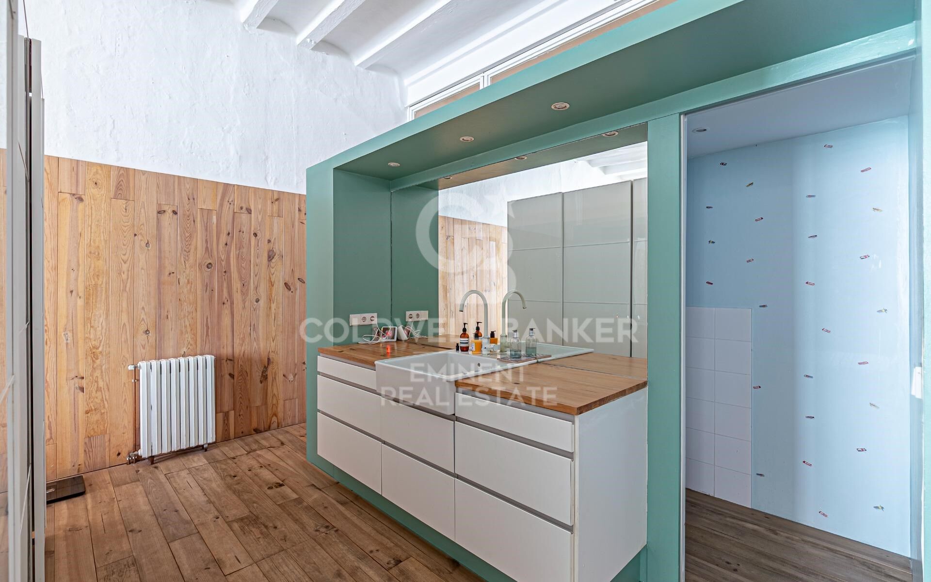 Loft en venta en el Raval con techos altos y reforma de diseño, Barcelona.
