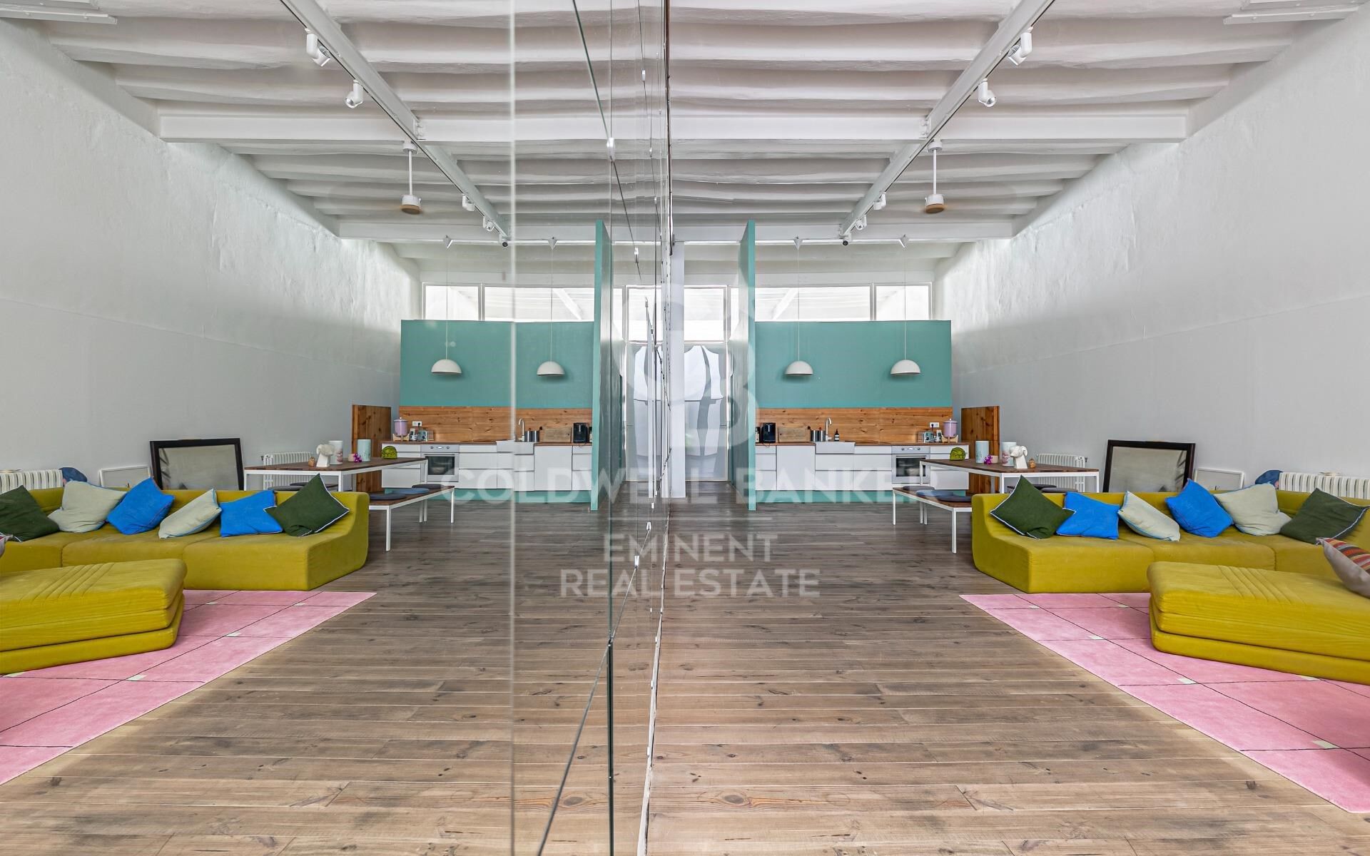 Loft en venta en el Raval con techos altos y reforma de diseño, Barcelona.