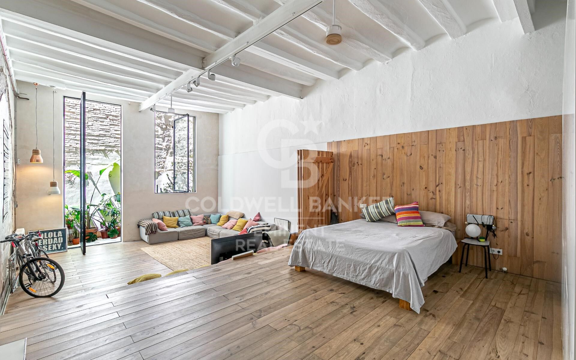 Loft en venta en el Raval con techos altos y reforma de diseño, Barcelona.