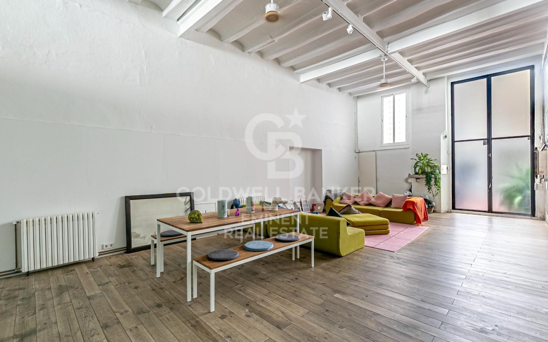 Loft en venta en el Raval con techos altos y reforma de diseño, Barcelona.