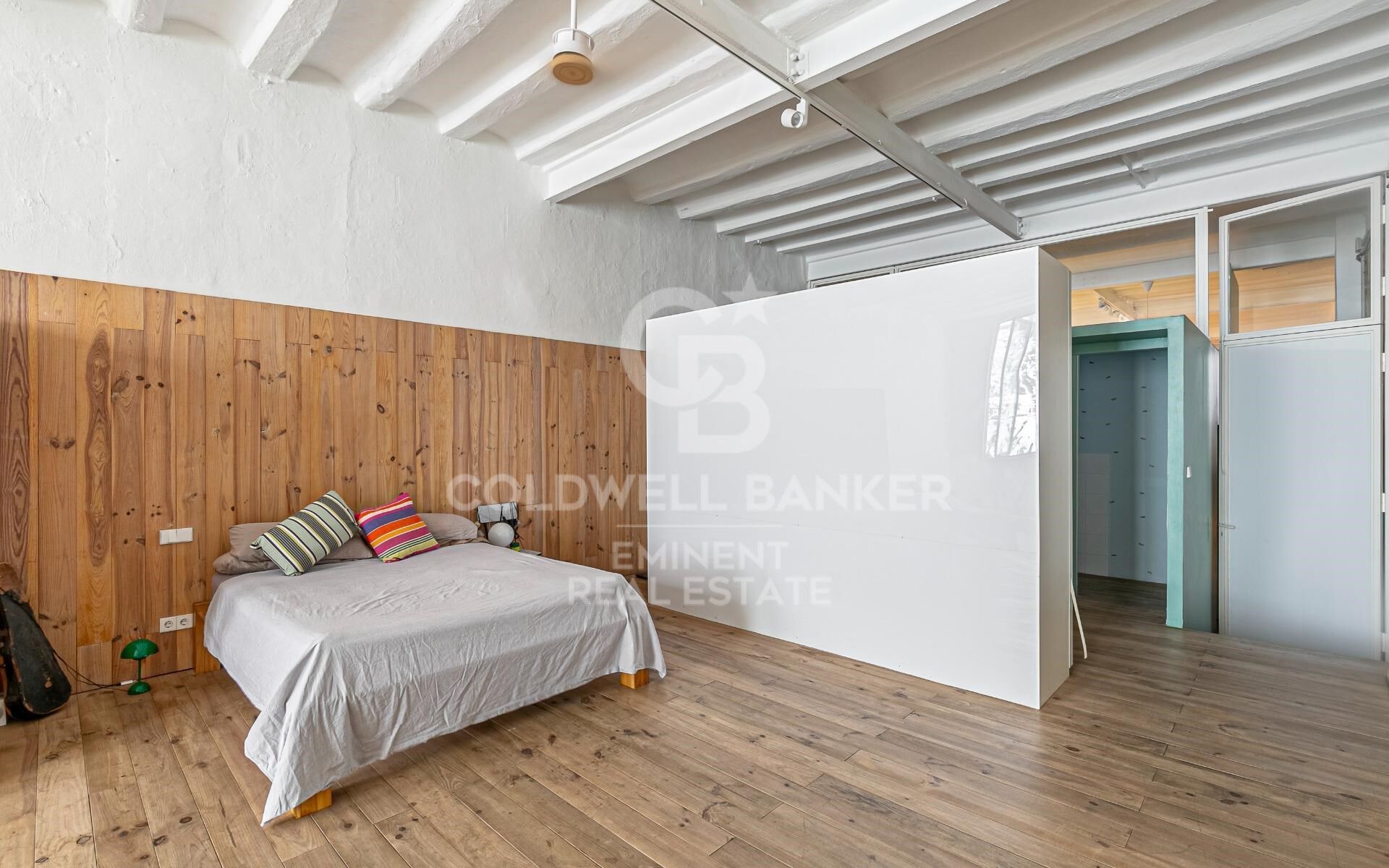 Loft en venta en el Raval con techos altos y reforma de diseño, Barcelona.