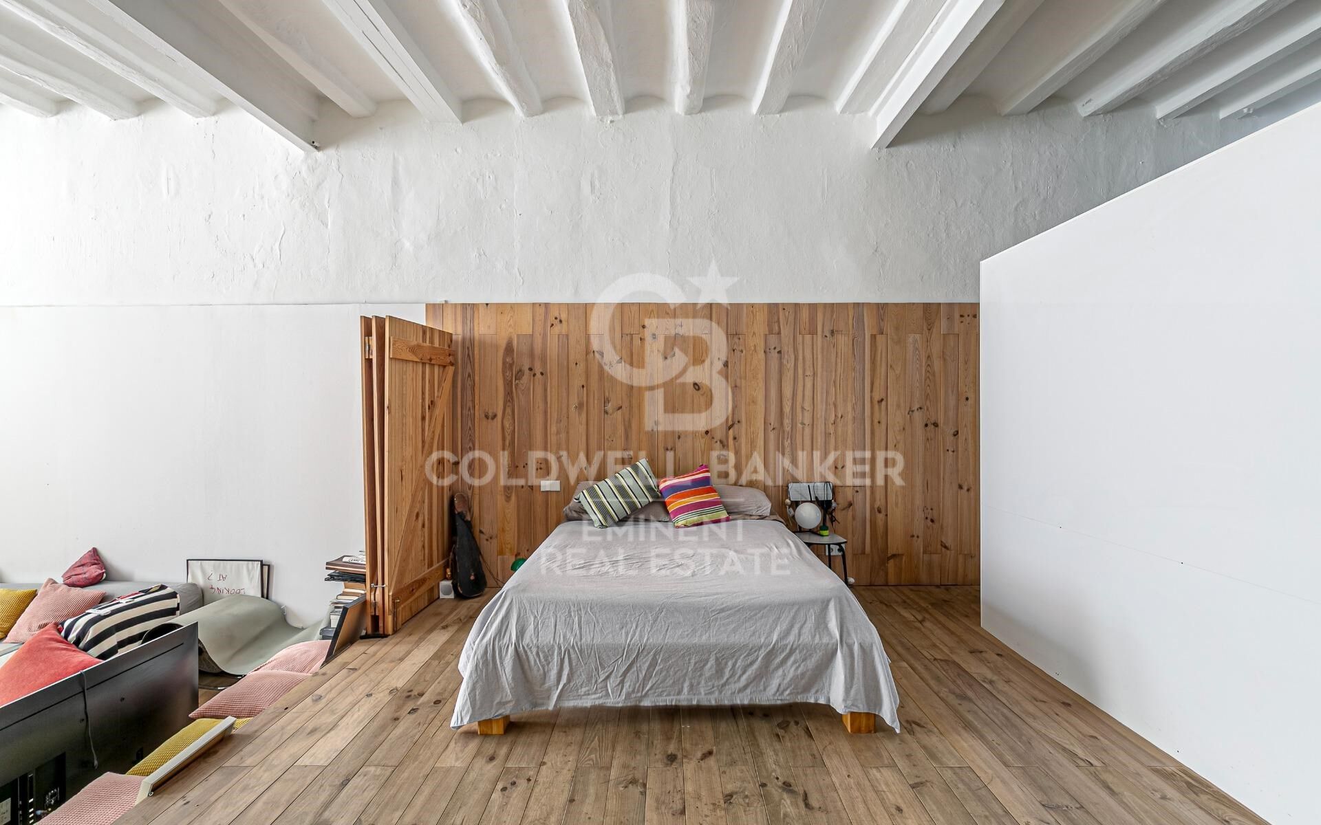Loft en venta en el Raval con techos altos y reforma de diseño, Barcelona.