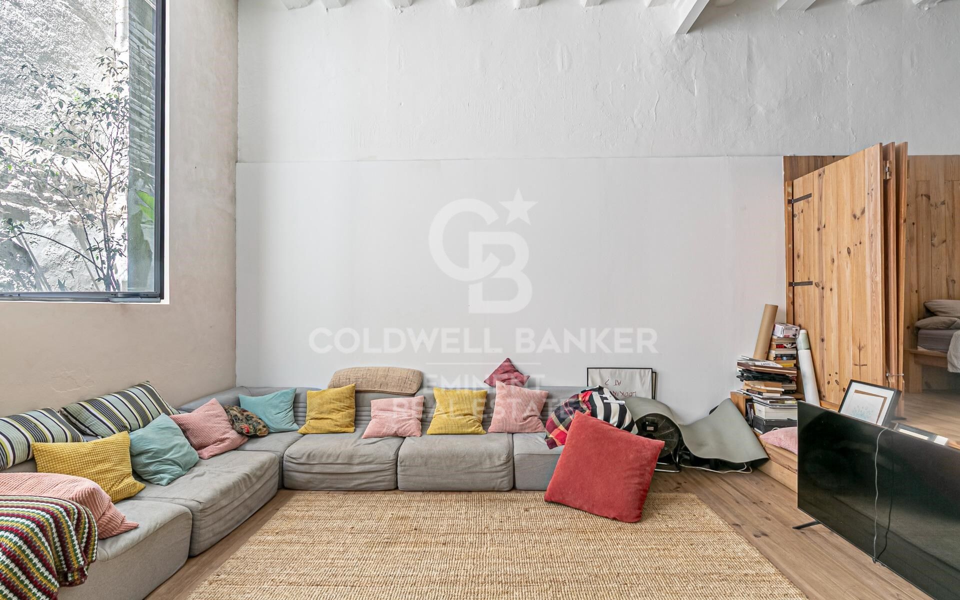 Loft en venta en el Raval con techos altos y reforma de diseño, Barcelona.