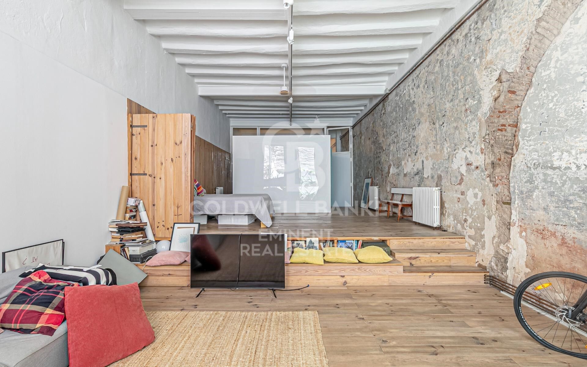 Loft en venta en el Raval con techos altos y reforma de diseño, Barcelona.