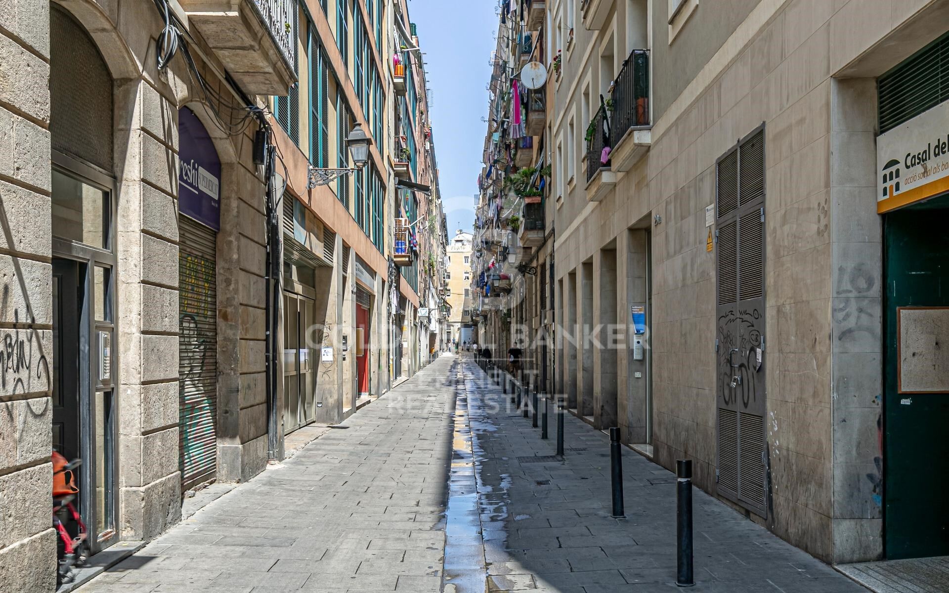 Loft en venta en el Raval con techos altos y reforma de diseño, Barcelona.
