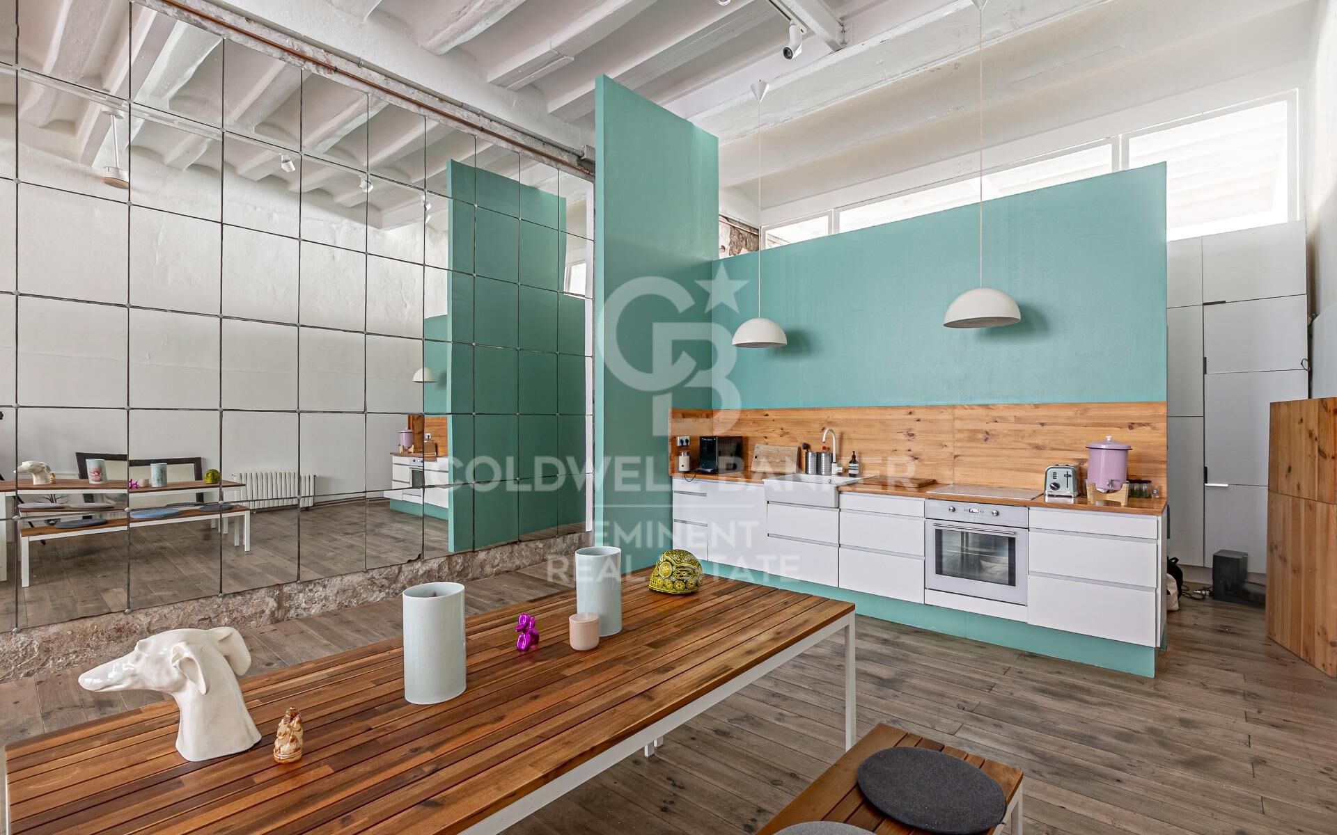 Loft en venta en el Raval con techos altos y reforma de diseño, Barcelona.