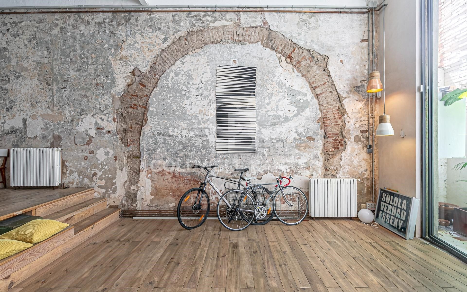 Loft en venta en el Raval con techos altos y reforma de diseño, Barcelona.