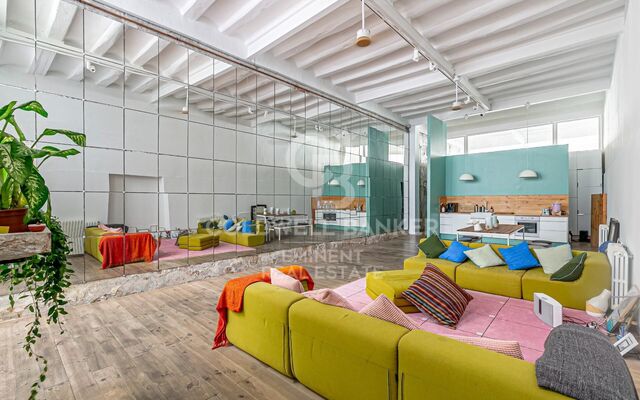 Loft en venta en el Raval con techos altos y reforma de diseño, Barcelona.