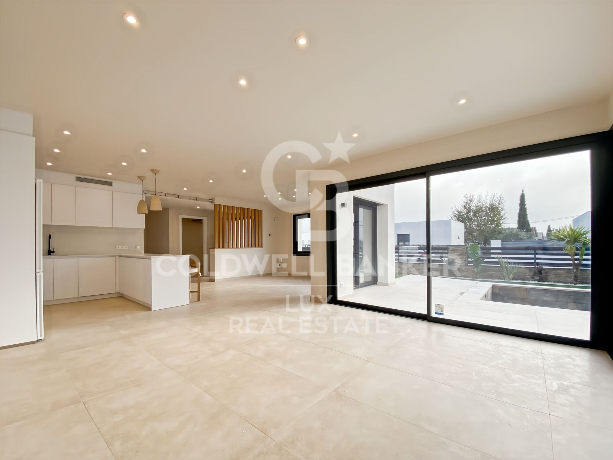 Maison neuve à étrenner à Roses, piscine, garage et jardin