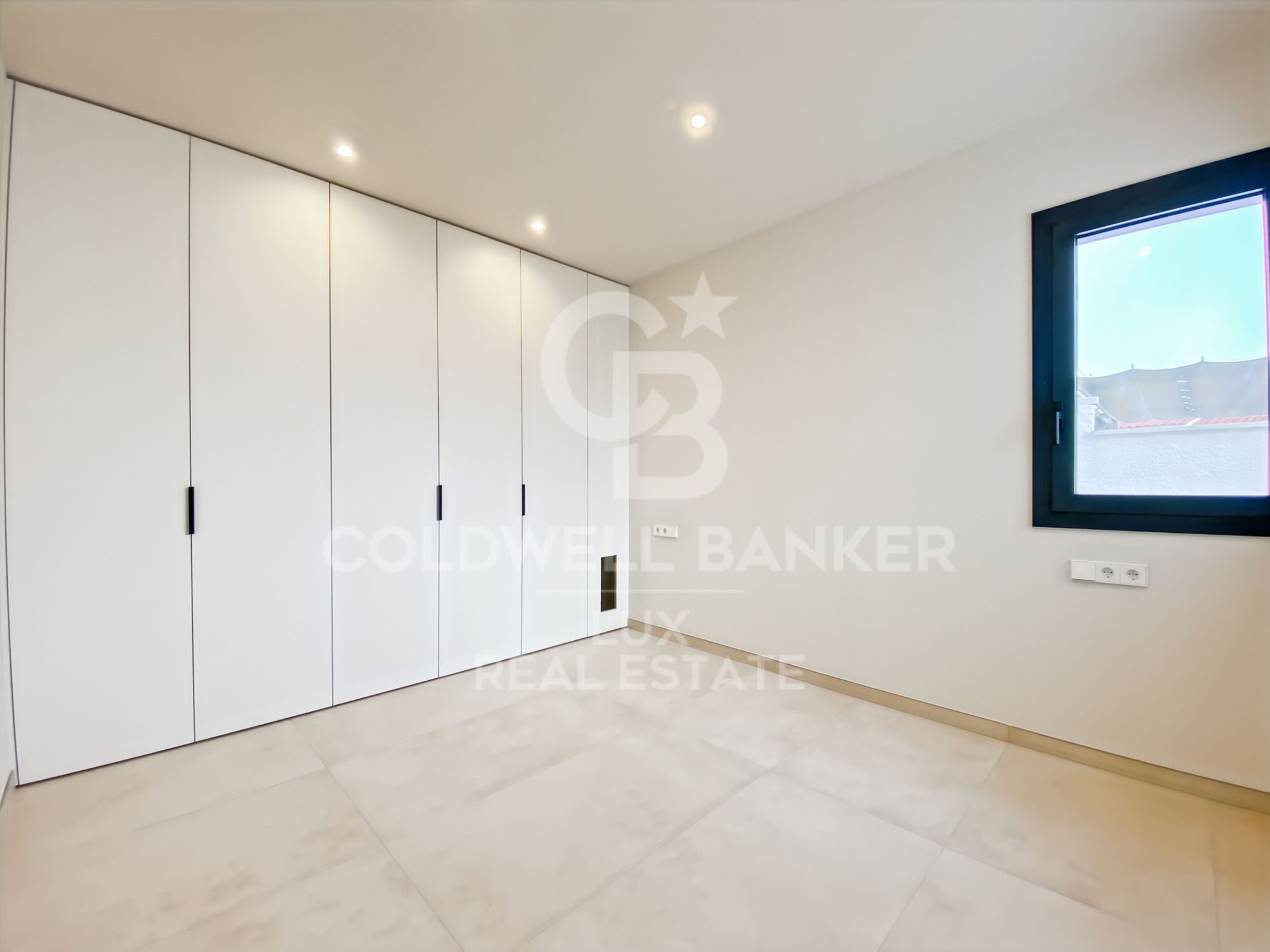 Maison neuve à étrenner à Roses, piscine, garage et jardin