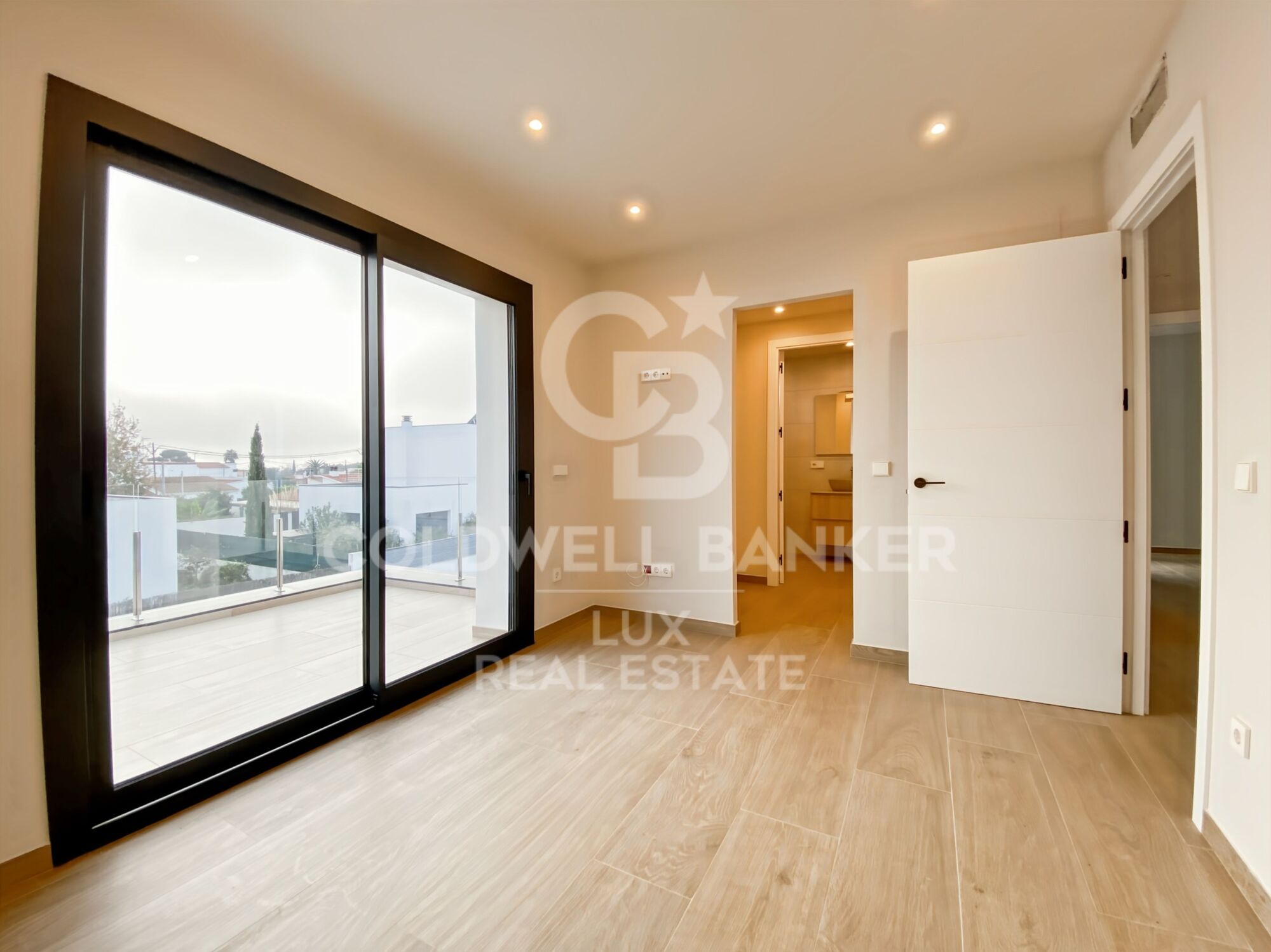 Maison neuve à étrenner à Roses, piscine, garage et jardin