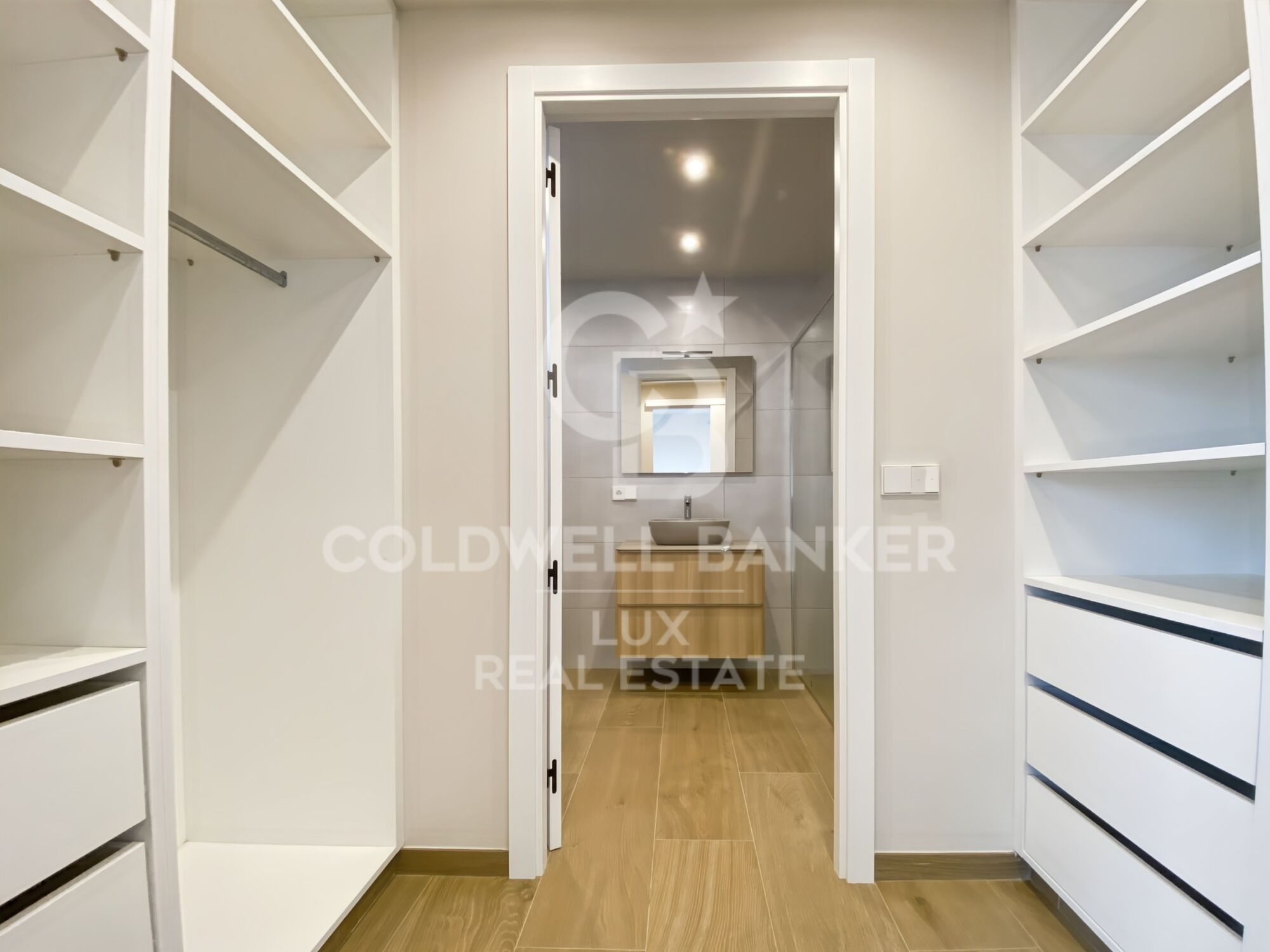 Maison neuve à étrenner à Roses, piscine, garage et jardin