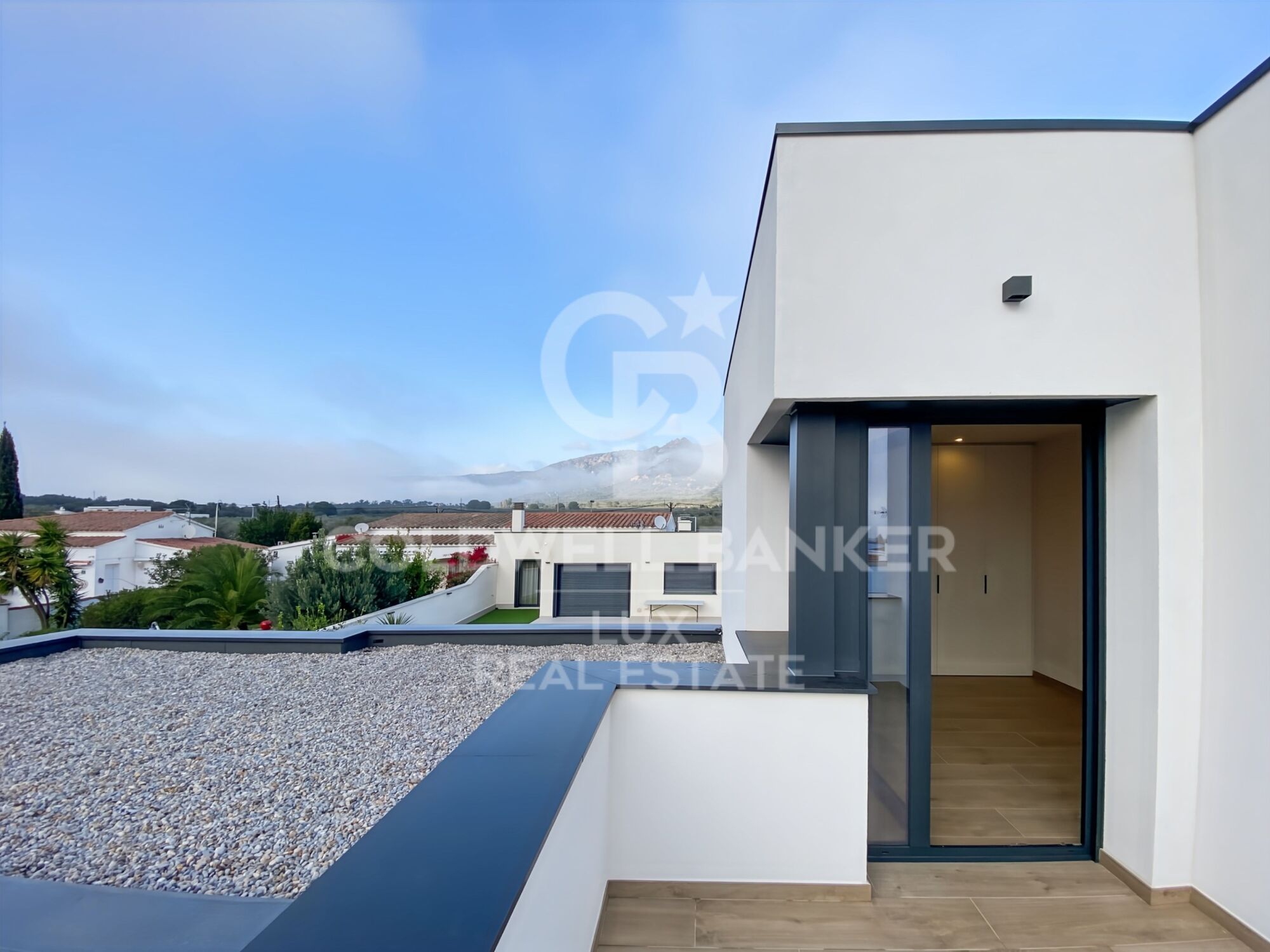 Maison neuve à étrenner à Roses, piscine, garage et jardin