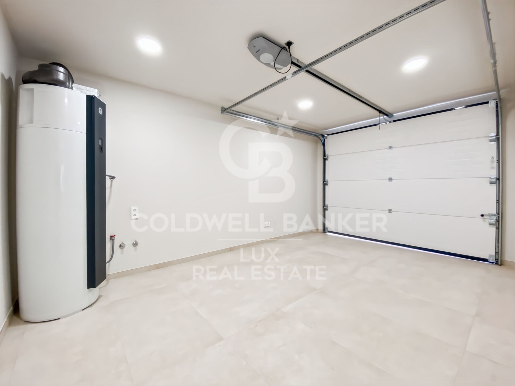 Maison neuve à étrenner à Roses, piscine, garage et jardin