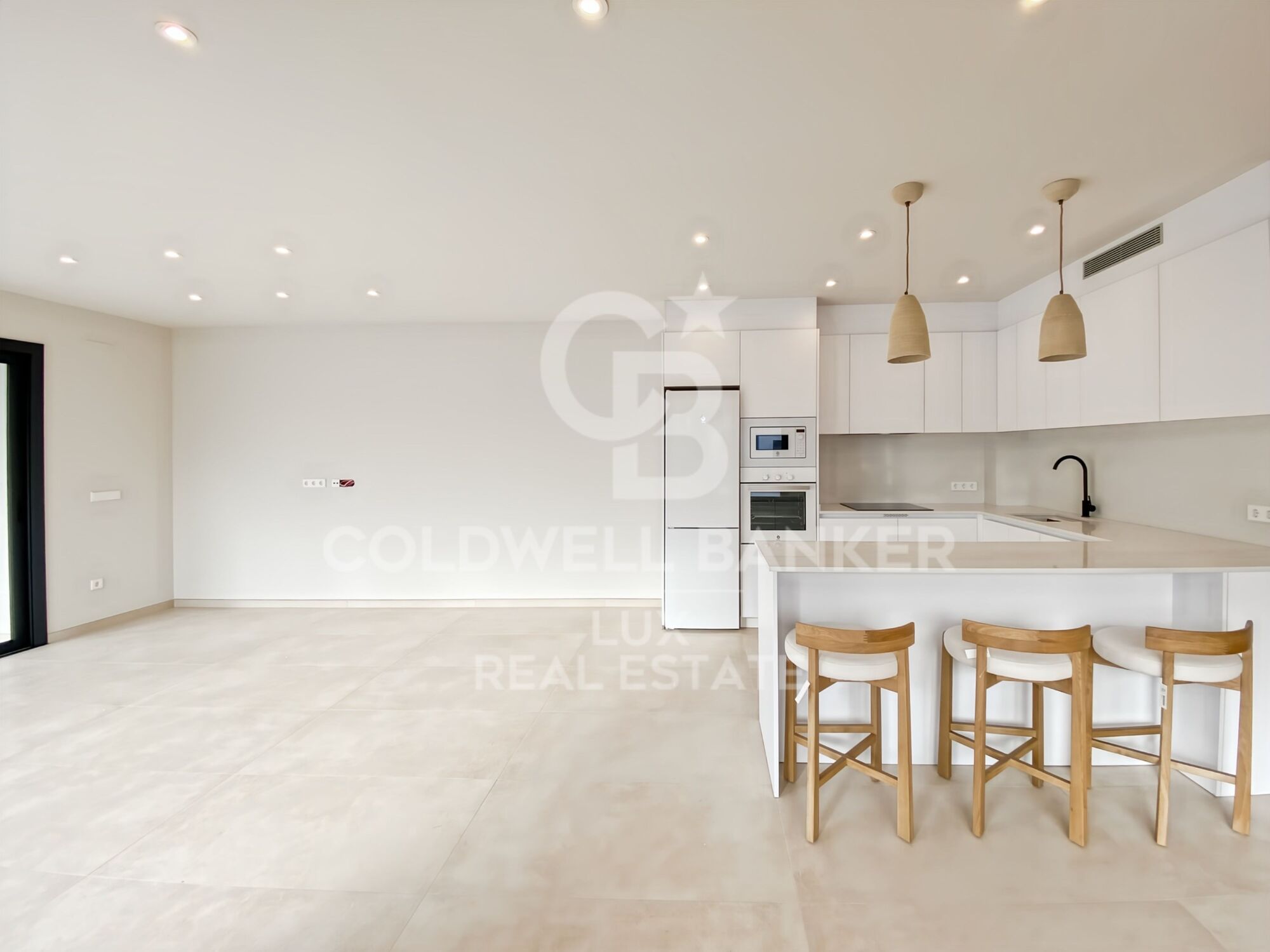 Maison neuve à étrenner à Roses, piscine, garage et jardin