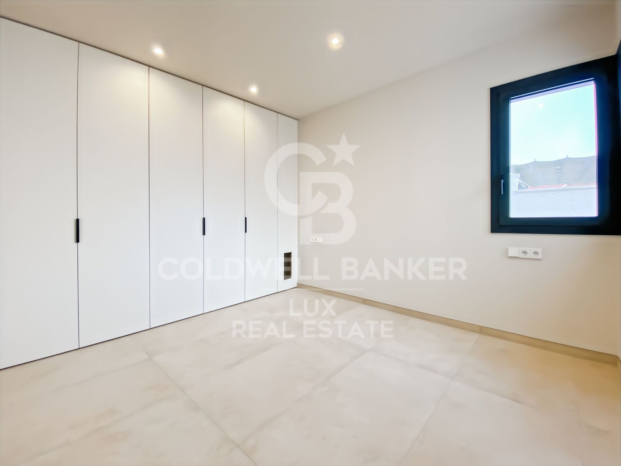 Maison neuve à étrenner à Roses, piscine, garage et jardin