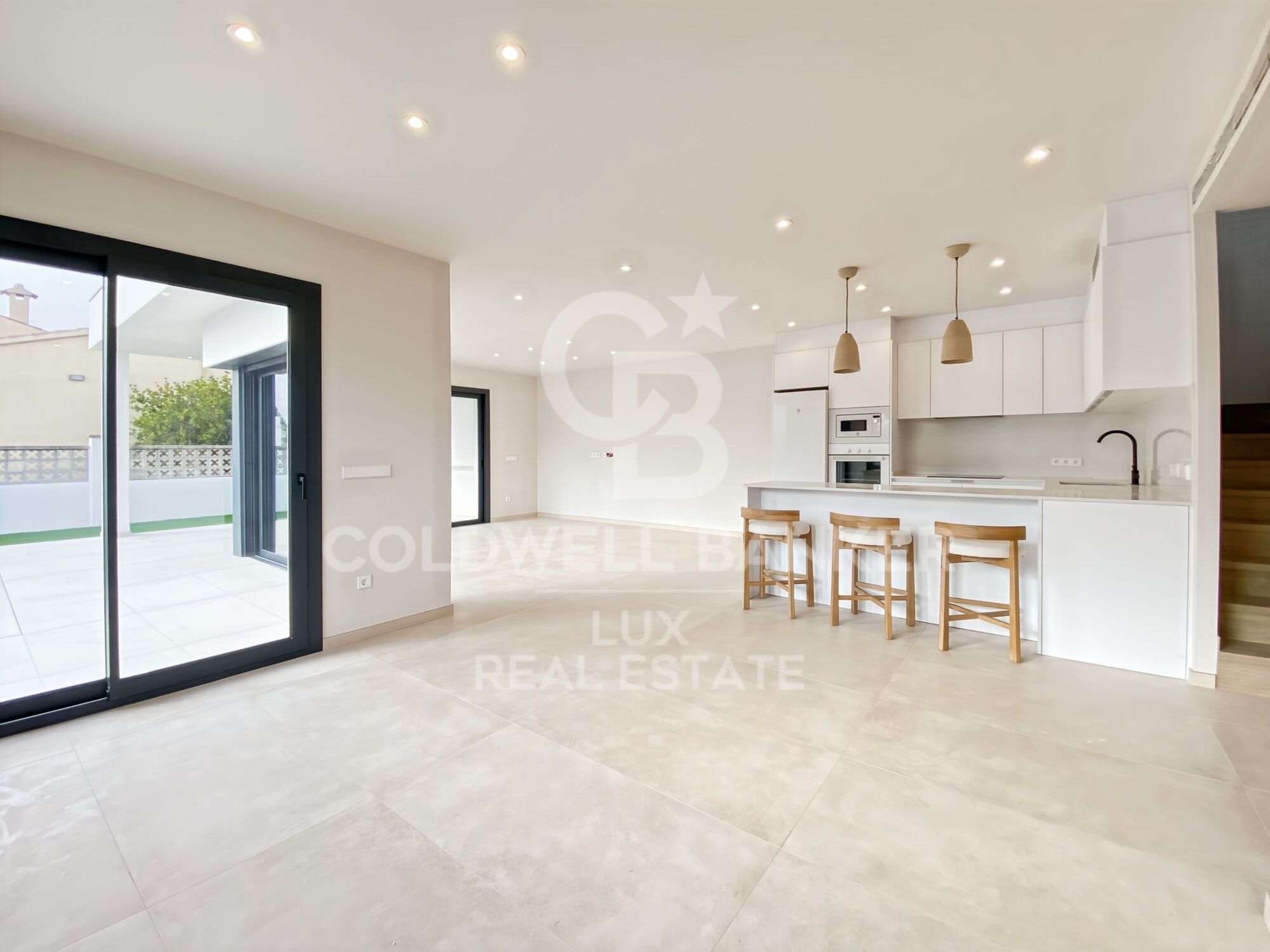 Maison neuve à étrenner à Roses, piscine, garage et jardin