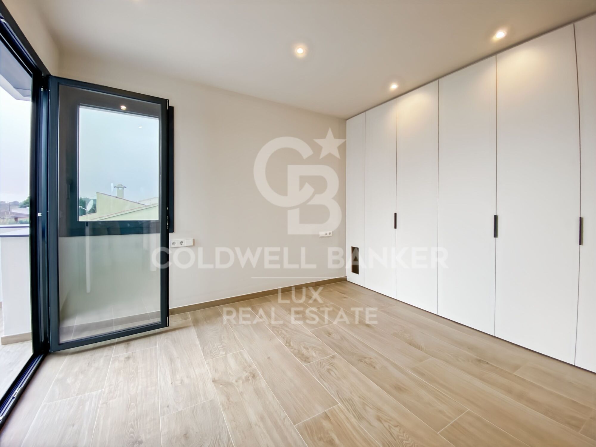 Casa de obra nueva en Roses, piscina, garaje y jardín