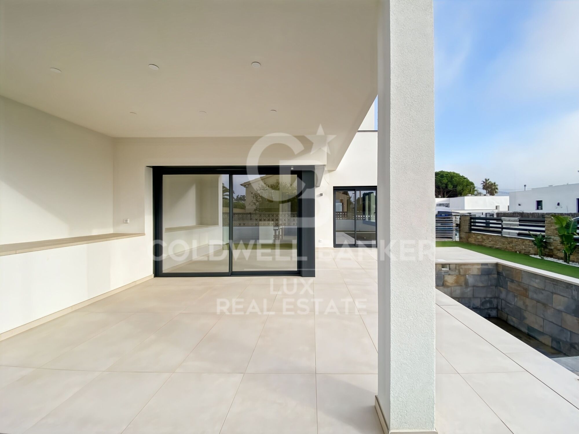 Neuhaus in Roses, Schwimmbad, Garage und Garten