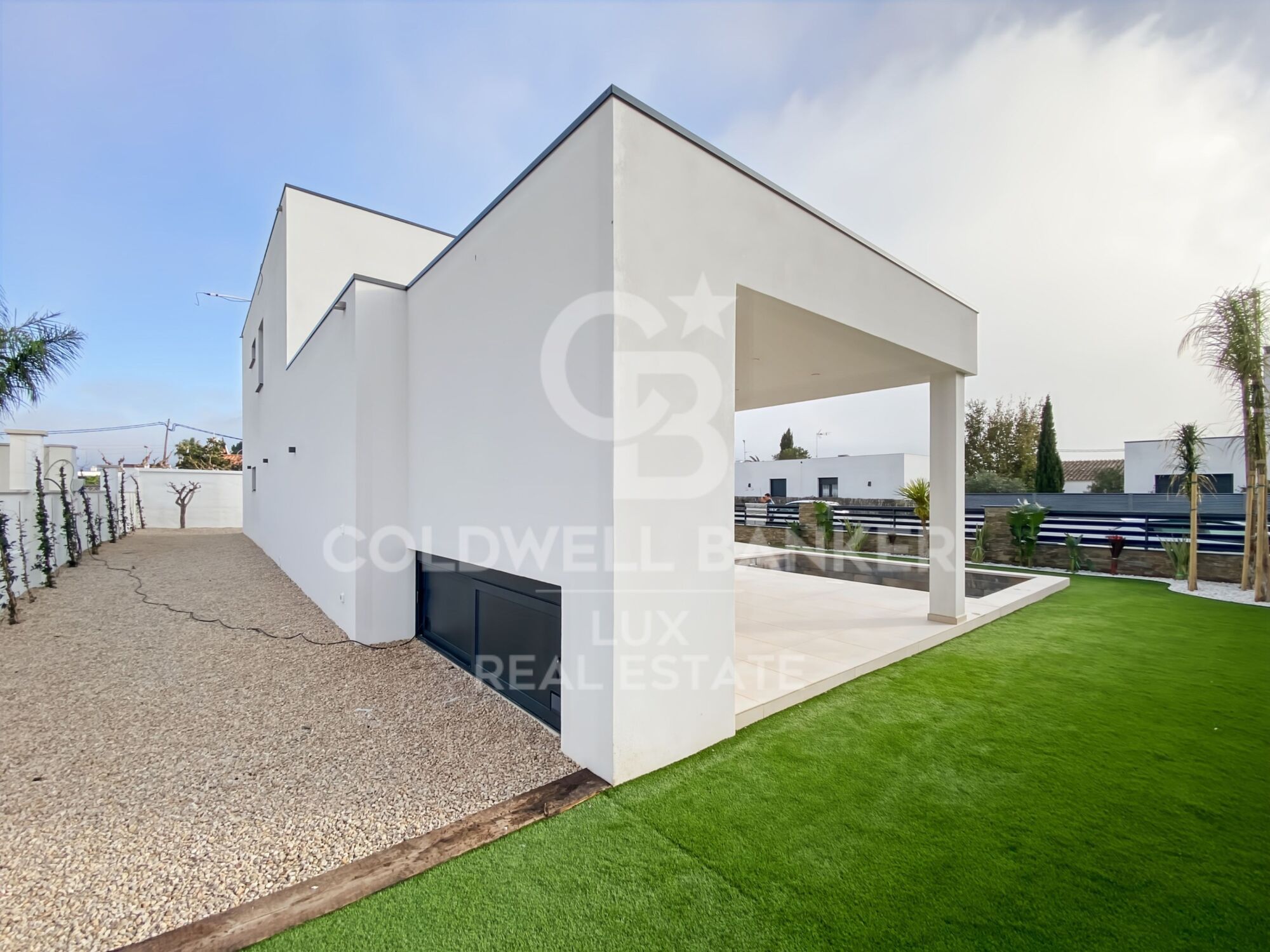 Neuhaus in Roses, Schwimmbad, Garage und Garten