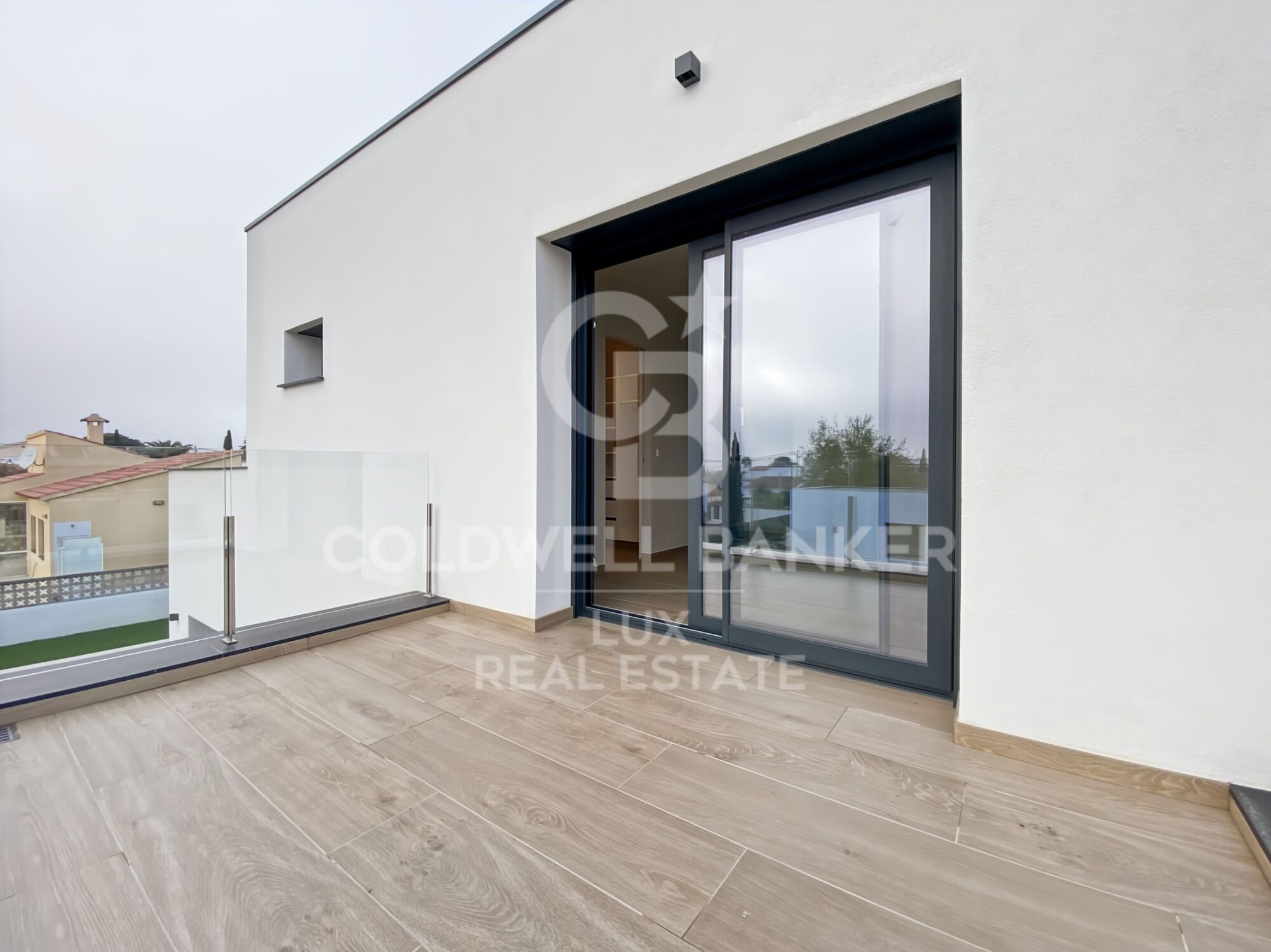 Neuhaus in Roses, Schwimmbad, Garage und Garten